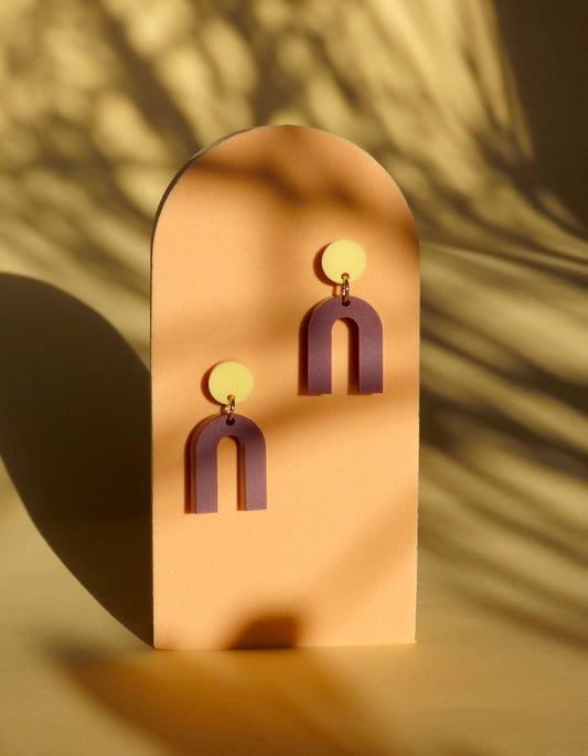 Mini Arch Acryl Ohrringe mit Edelstahlstecker in hellgelb plum