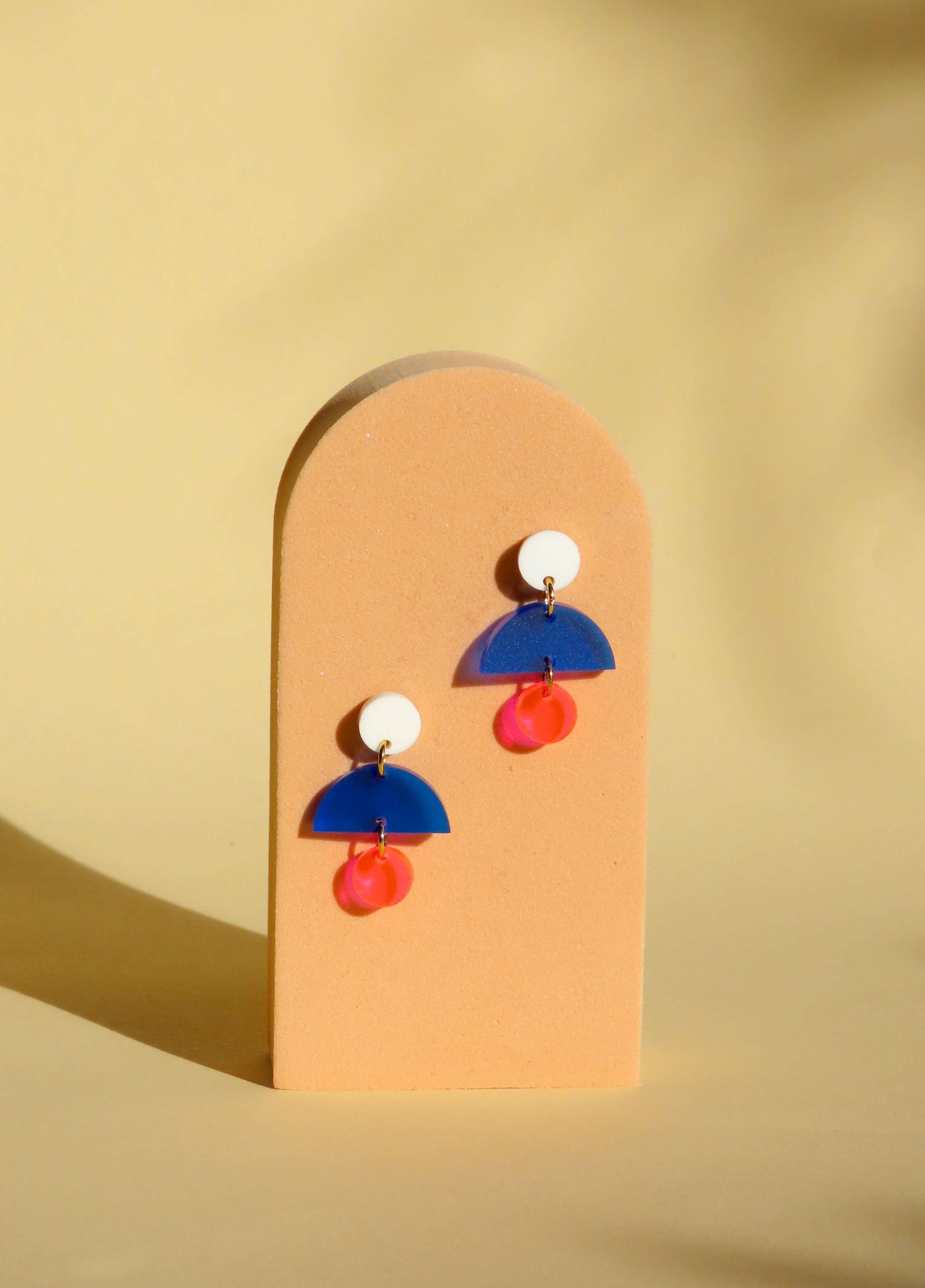 French Ohrringe mit Edelstahl Steckern in weiss blau neonpink