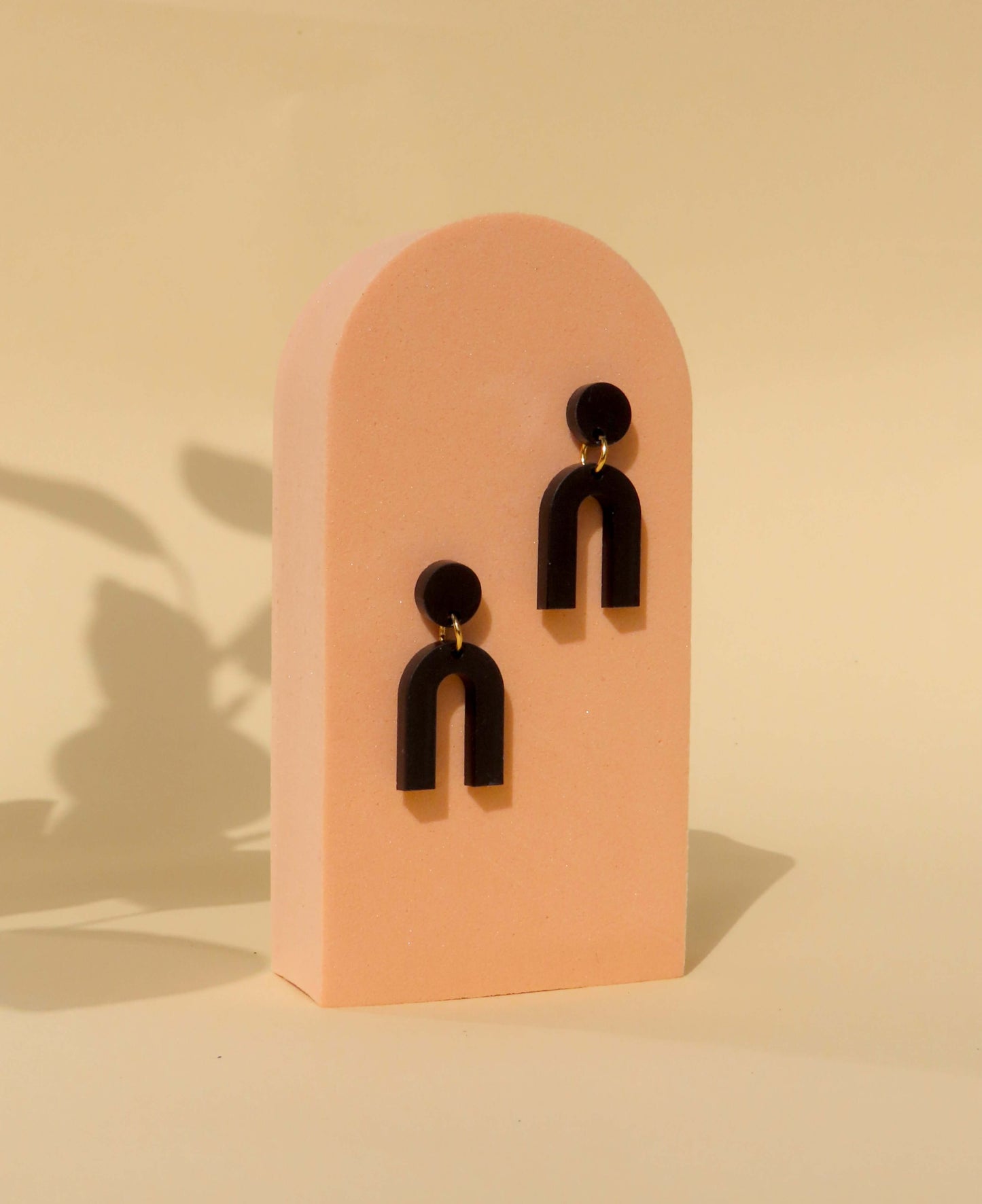 Mini Arch Acryl Ohrringe mit Edelstahlstecker in schwarz