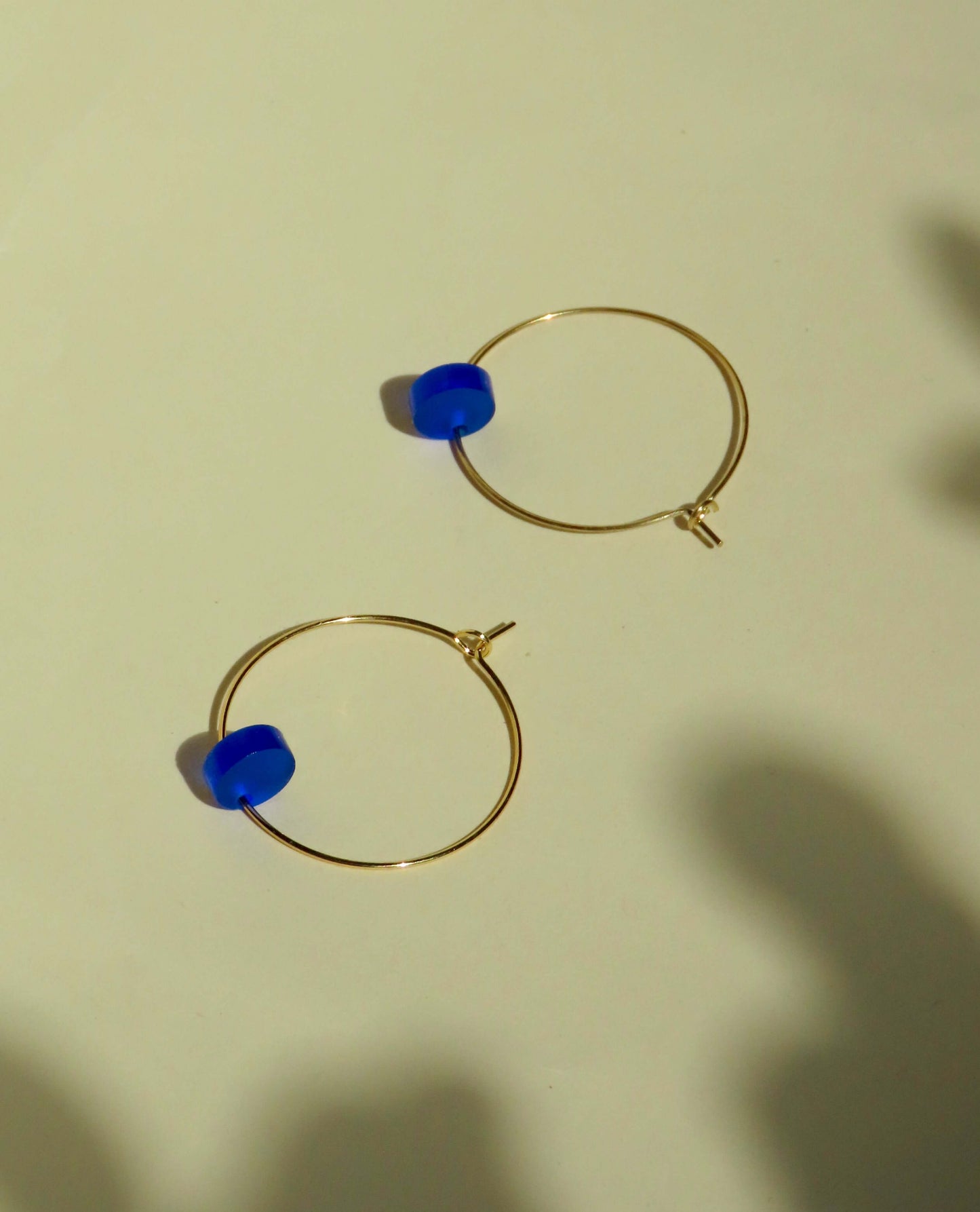 Königsblau Dots Hoops aus Edelstahl