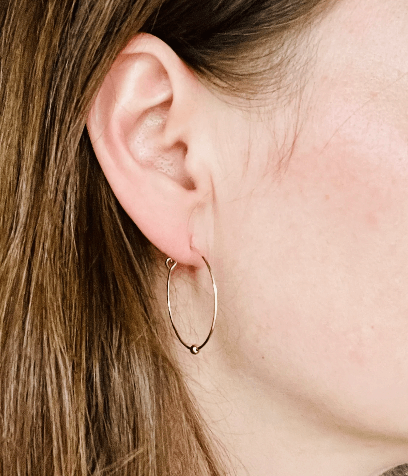 Hoops aus vergoldetem Edelstahl mit Toho Seed Perlen in rot pink