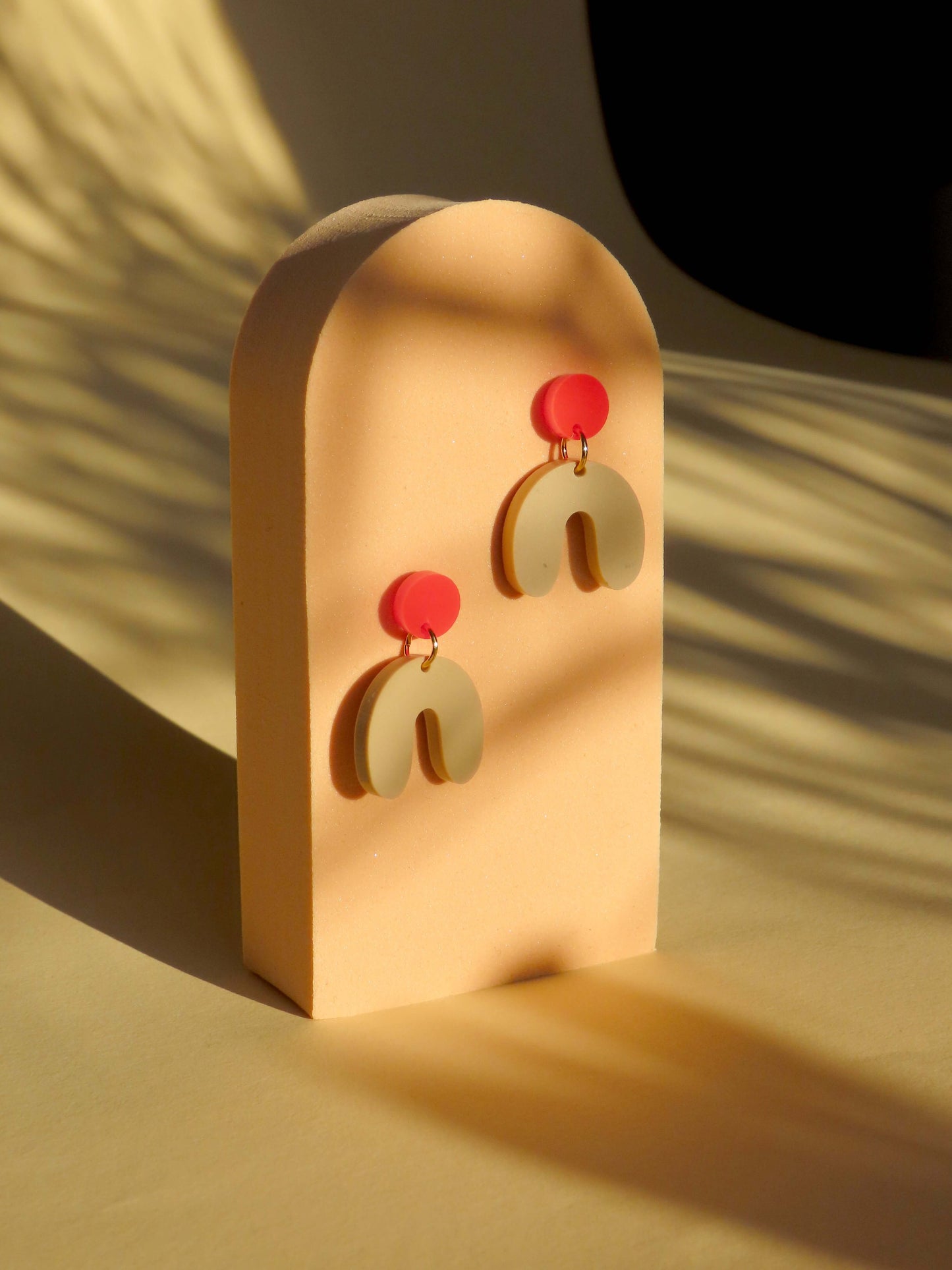 Small arch earrings in fire red beige