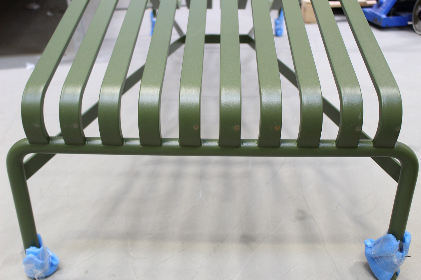 Garðstóll, sólbekkur og sólstóll frá Hay Palissade, B-flokks, ólífugrænn. Sjá texta/myndir.