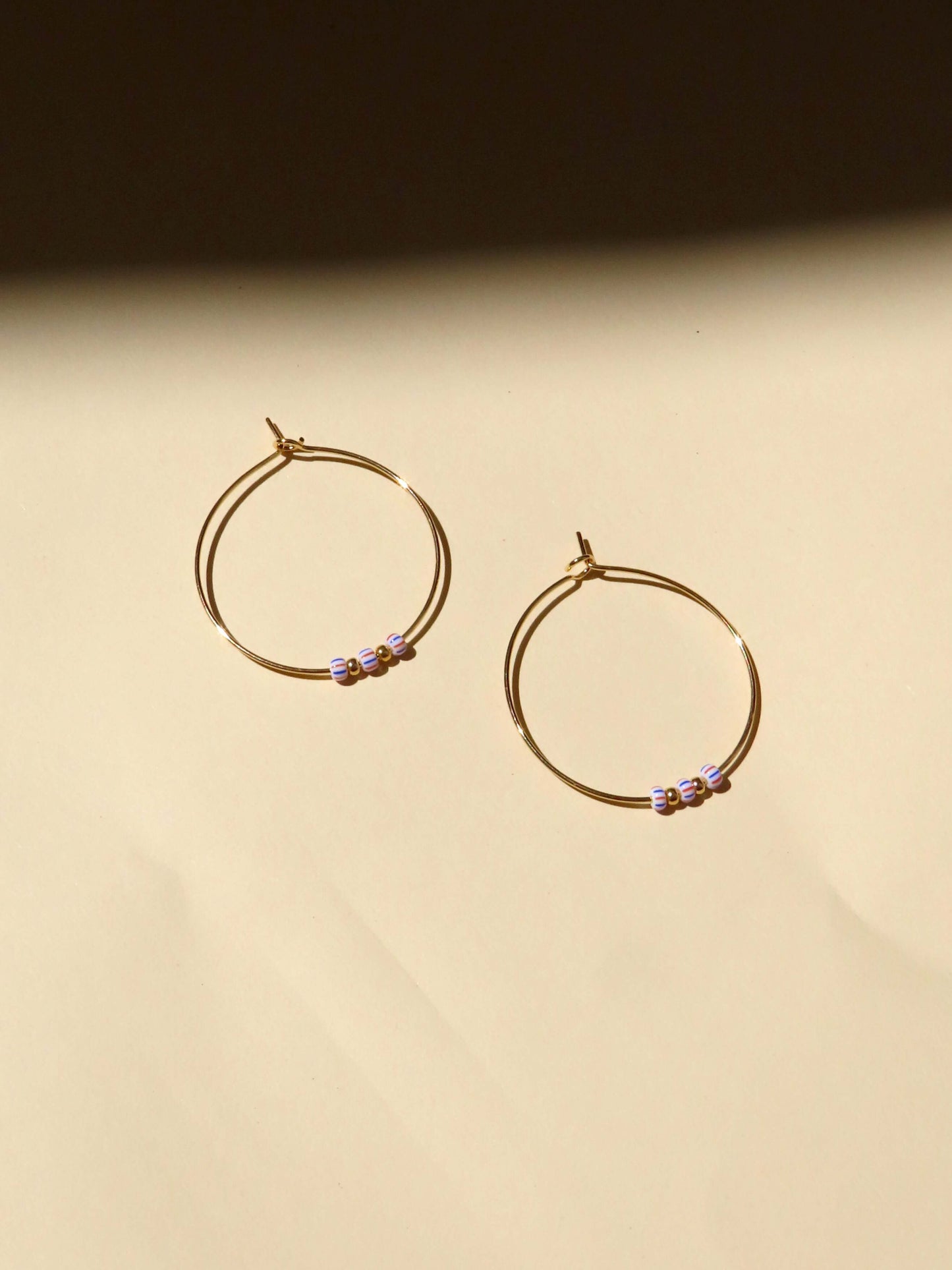 Hoops aus Edelstahl mit gestreiften Rocailles Perlen in blau rot