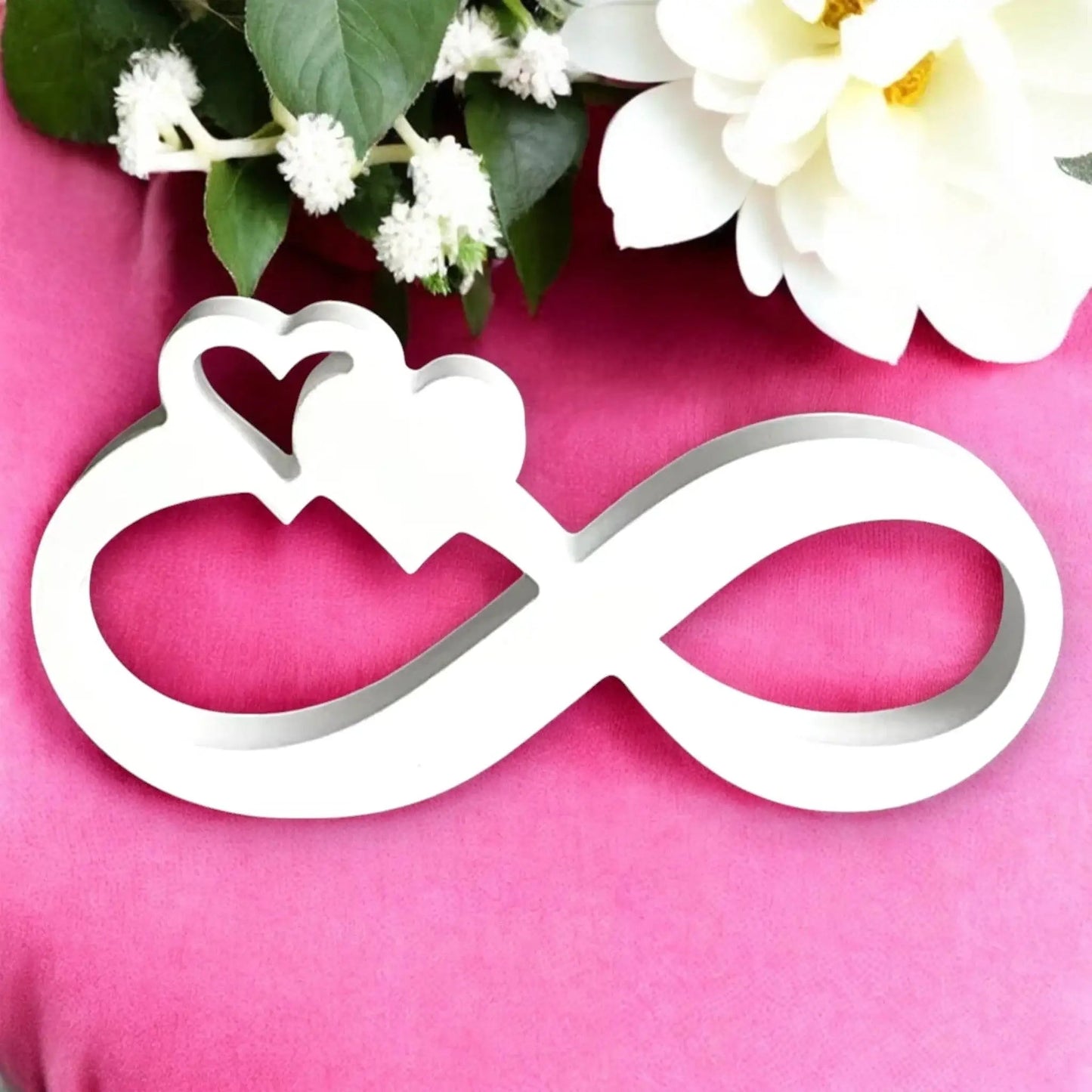 Infinity-Deko mit Herz – Symbol unendlicher Liebe im modernen Design