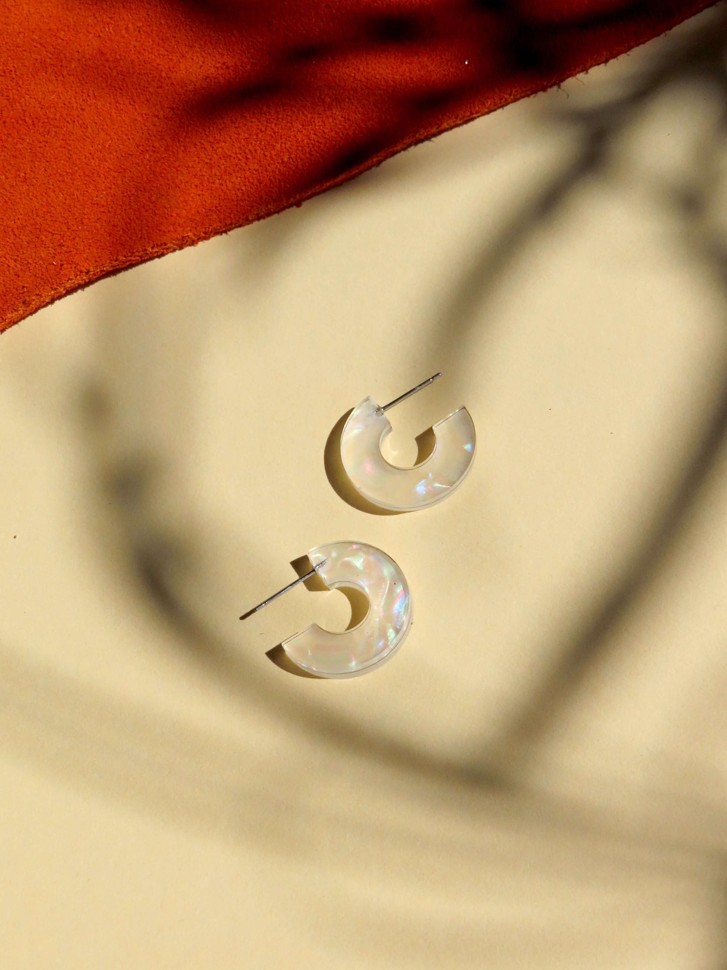 Creolen Simmi aus Acryl und Edelstahl in perlweiß