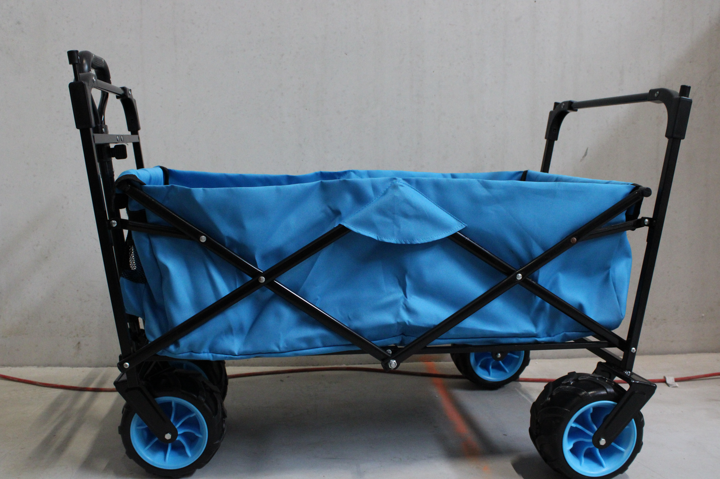B-grade Izzy folding wagon, dimensions approx. 100 x 57.5 x 78 cm. See text/photo.