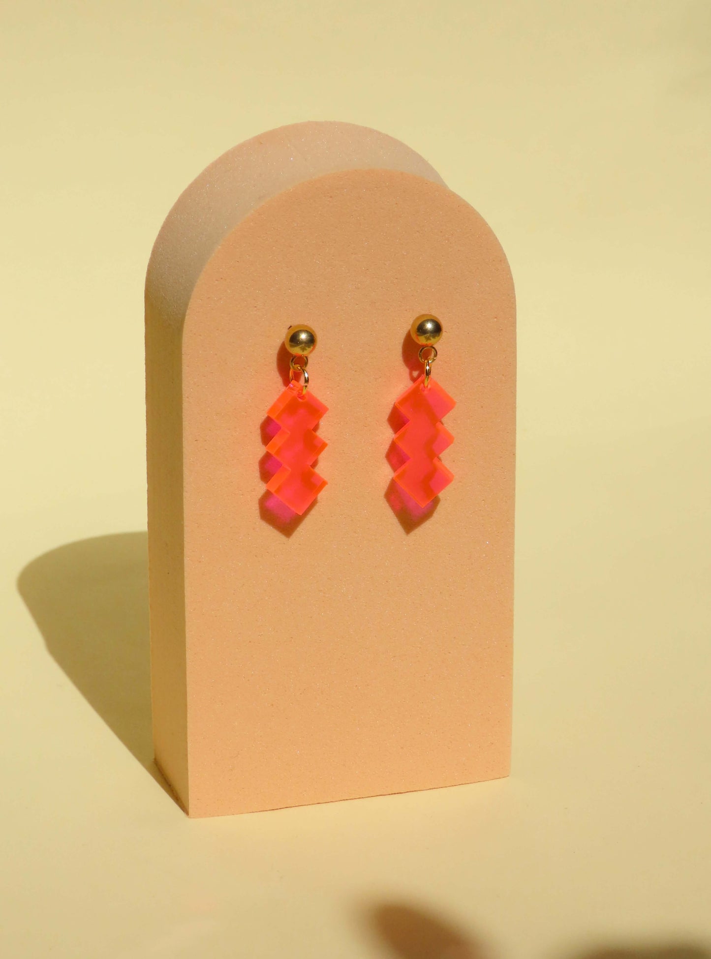 Zickzack Neon-Pinke Acryl Statement Ohrhänger