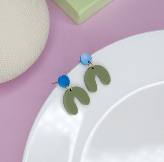 Kleine Arch Bogen Ohrringe in azurblau olive