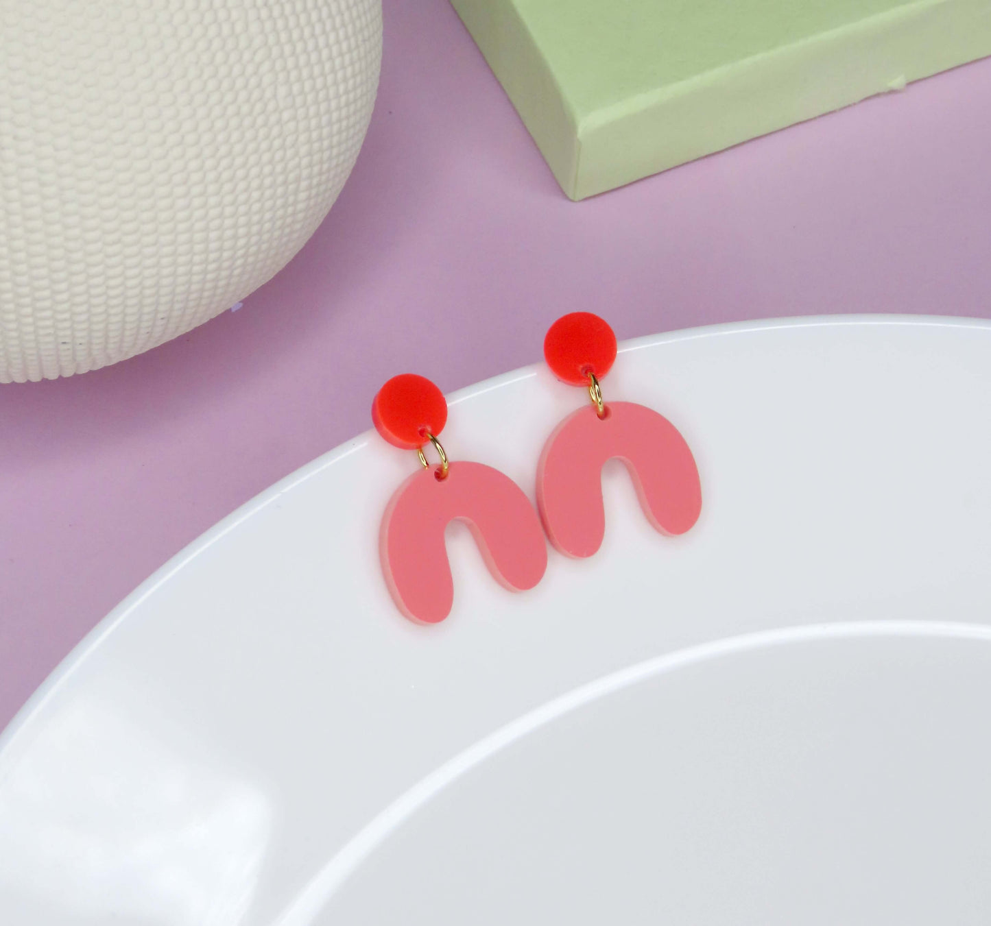 Kleine Arch Bogen Ohrringe in knallrot erdbeer