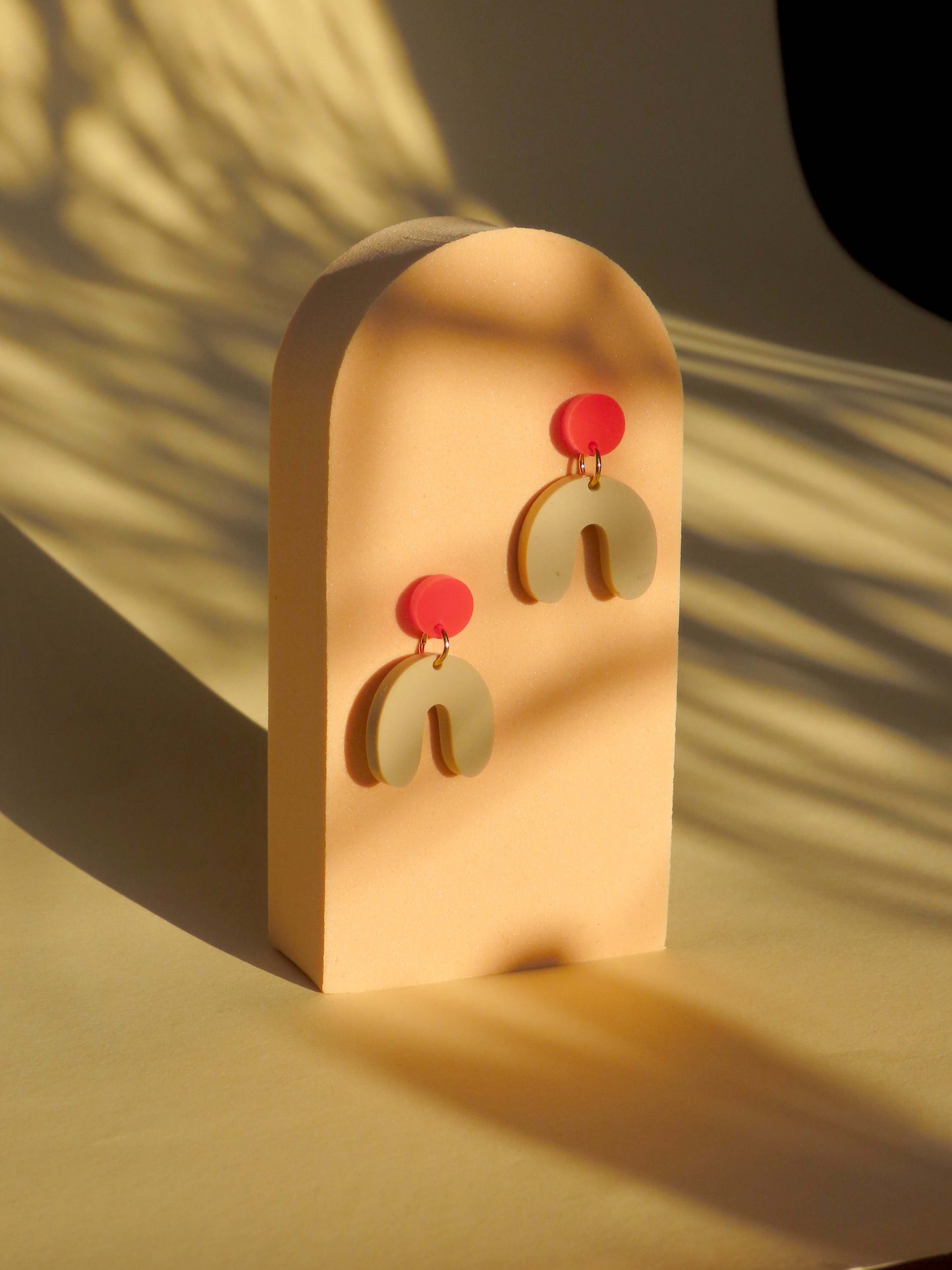 Small arch earrings in fire red beige
