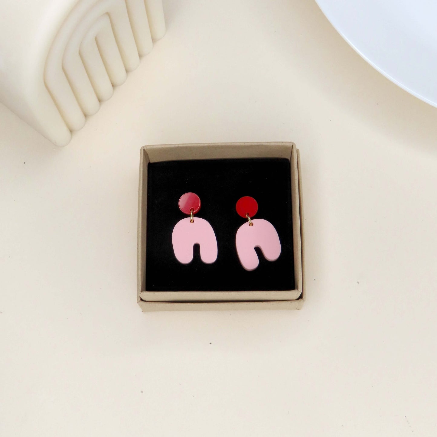 Kleine Squishy Arch Bogen Ohrringe in rot hellrosa