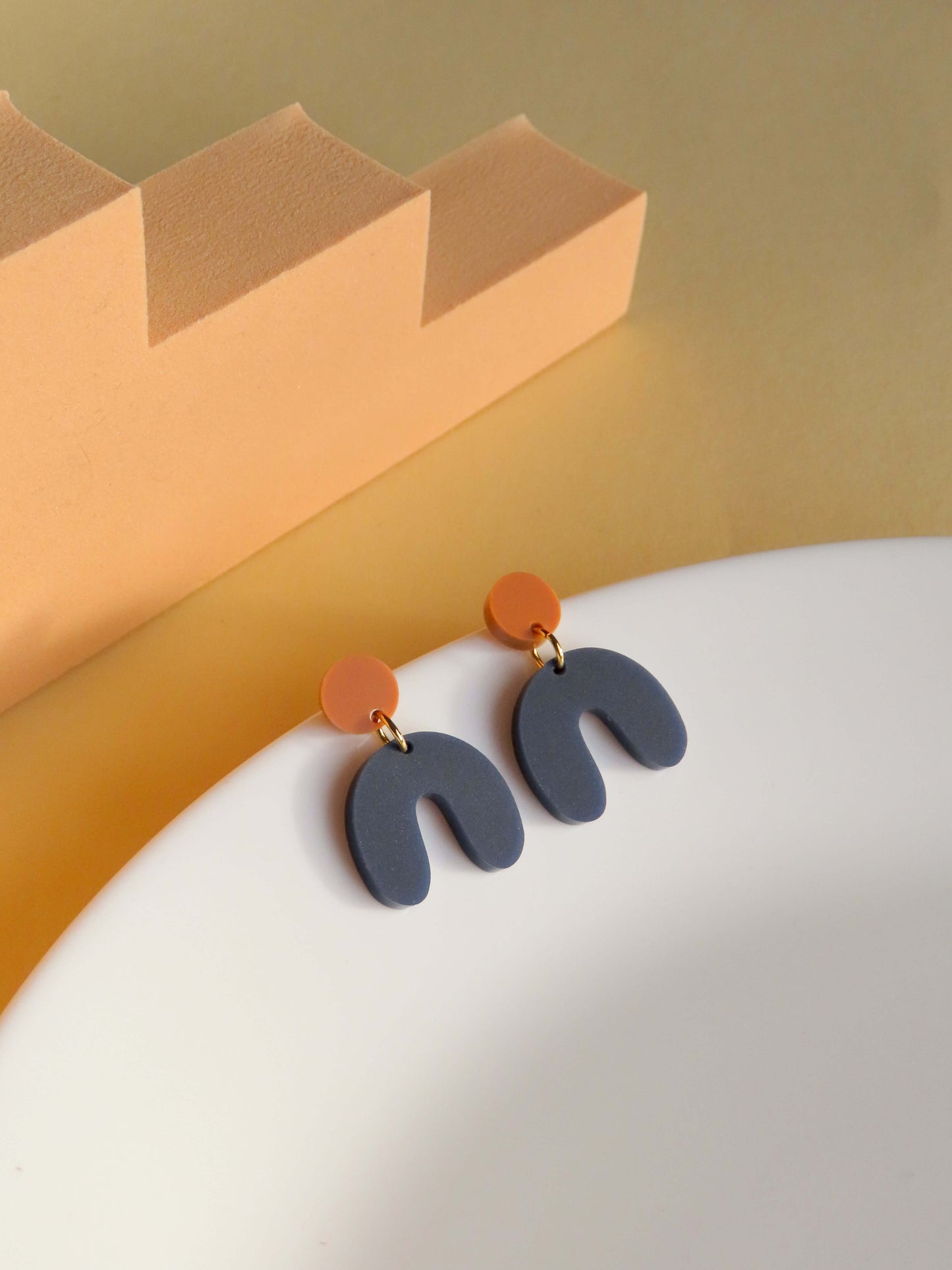 Kleine Arch Bogen Ohrringe in terracotta dunkelblau