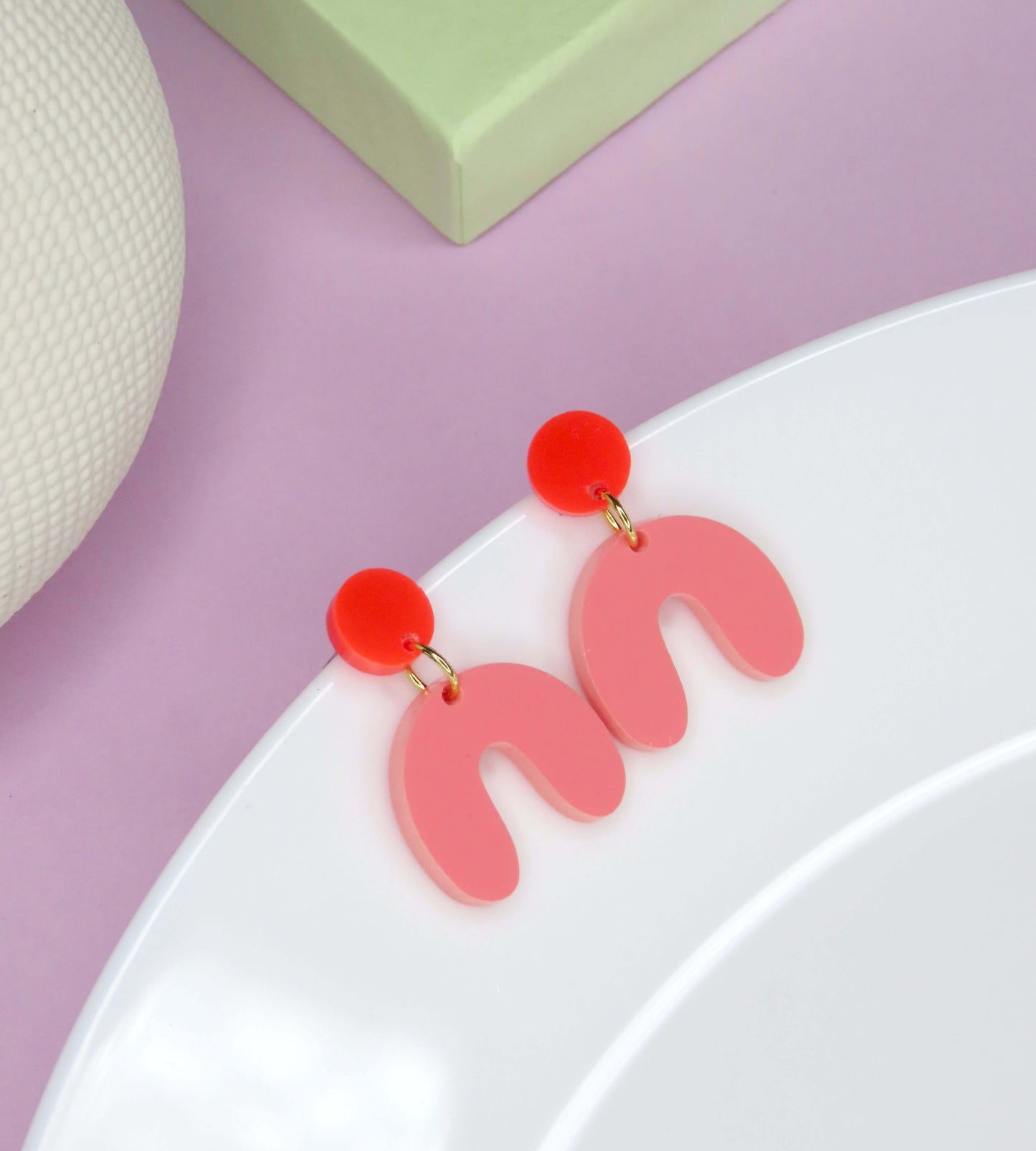 Kleine Arch Bogen Ohrringe in knallrot erdbeer