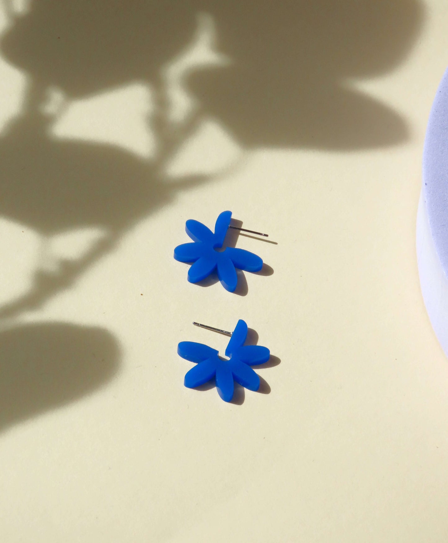 Creolen Flower aus Acryl und Edelstahl in kobaltblau