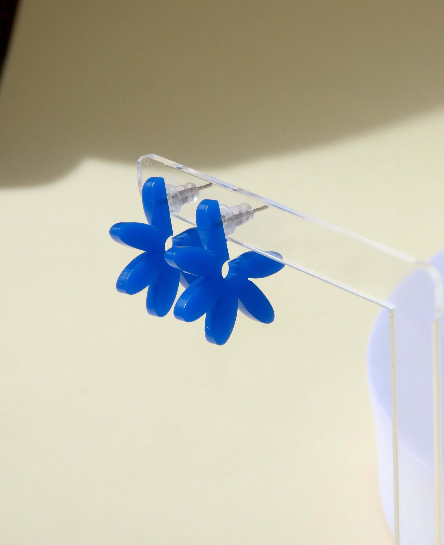 Creolen Flower aus Acryl und Edelstahl in kobaltblau