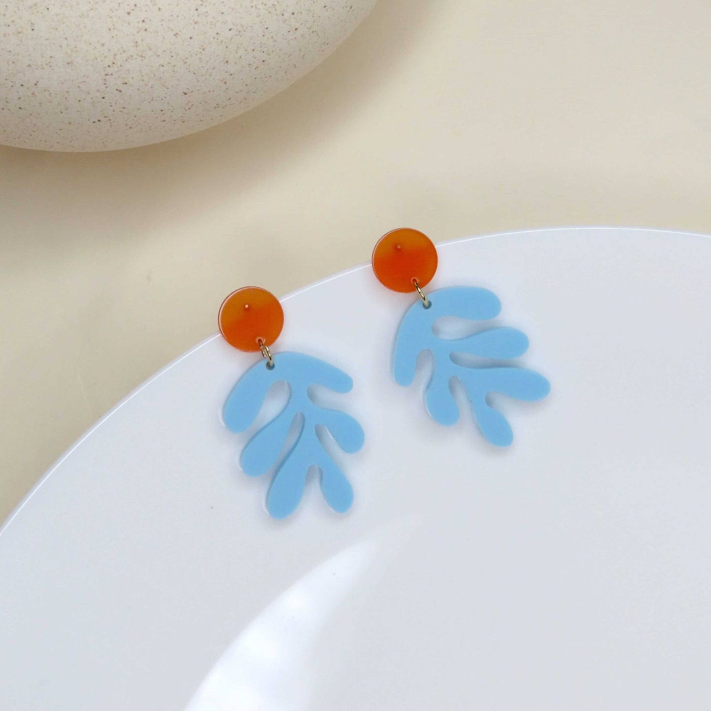 Matisse Florale Ohrringe aus Acryl in hellblau