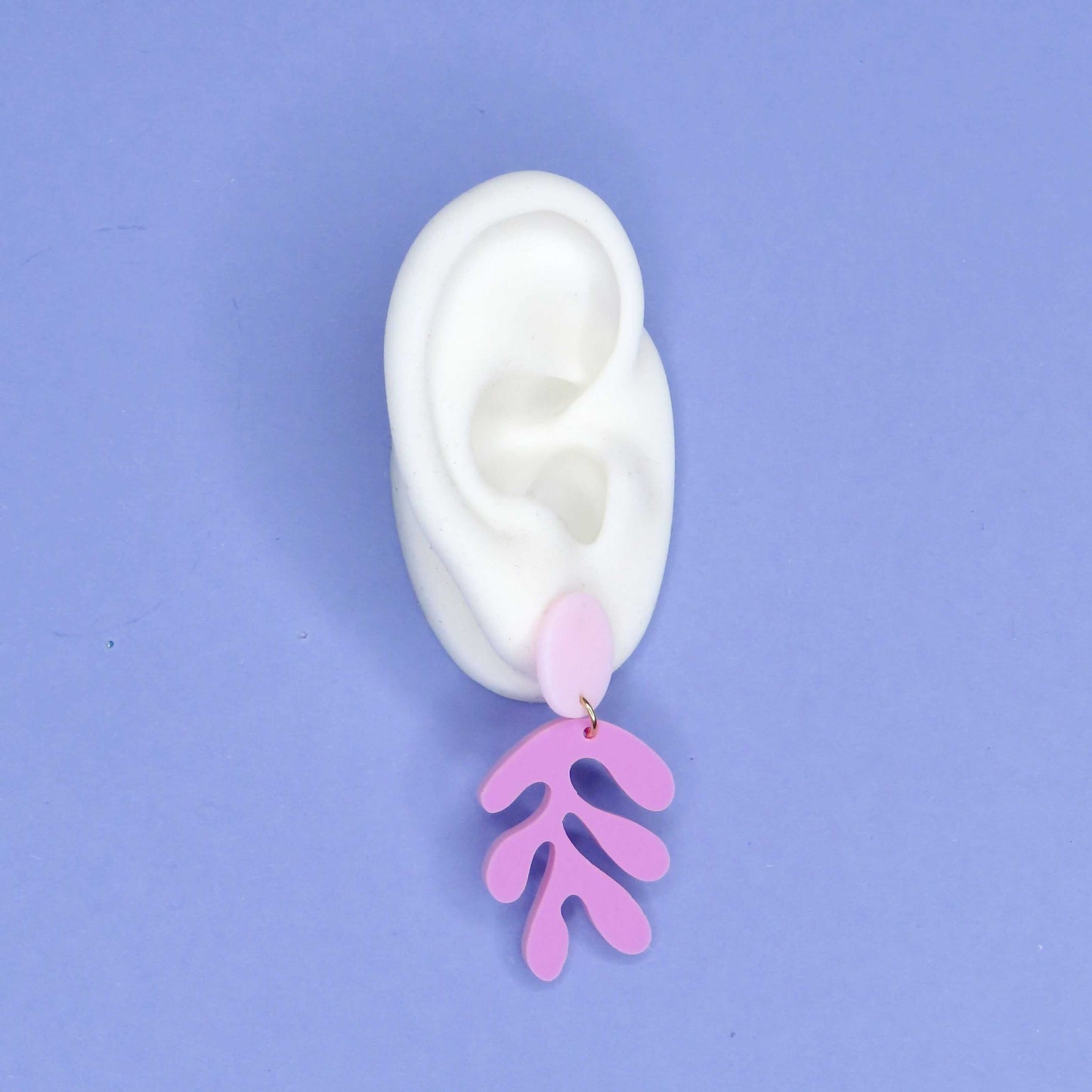 Matisse Florale Ohrringe aus Acryl in violett