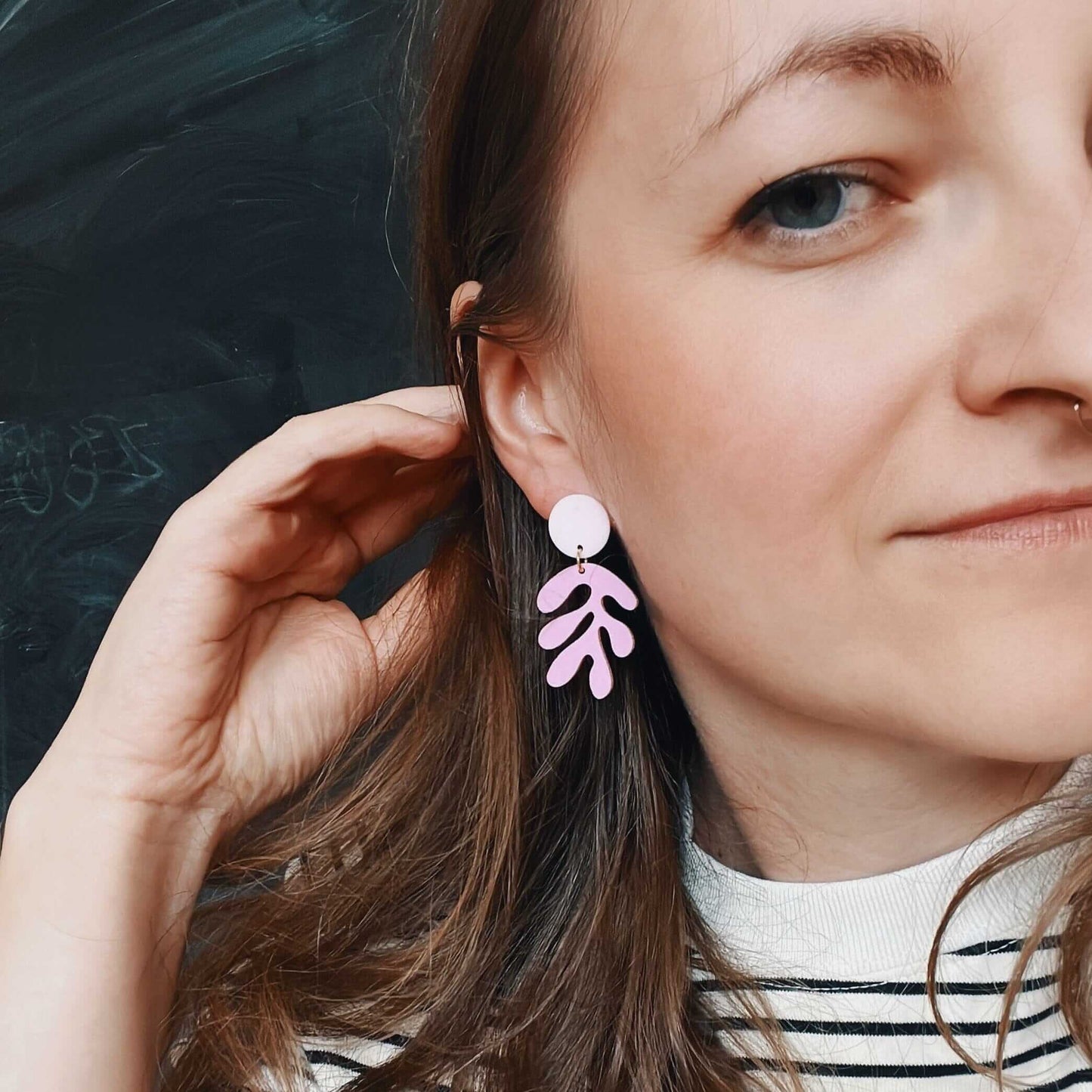 Matisse Florale Ohrringe aus Acryl in violett