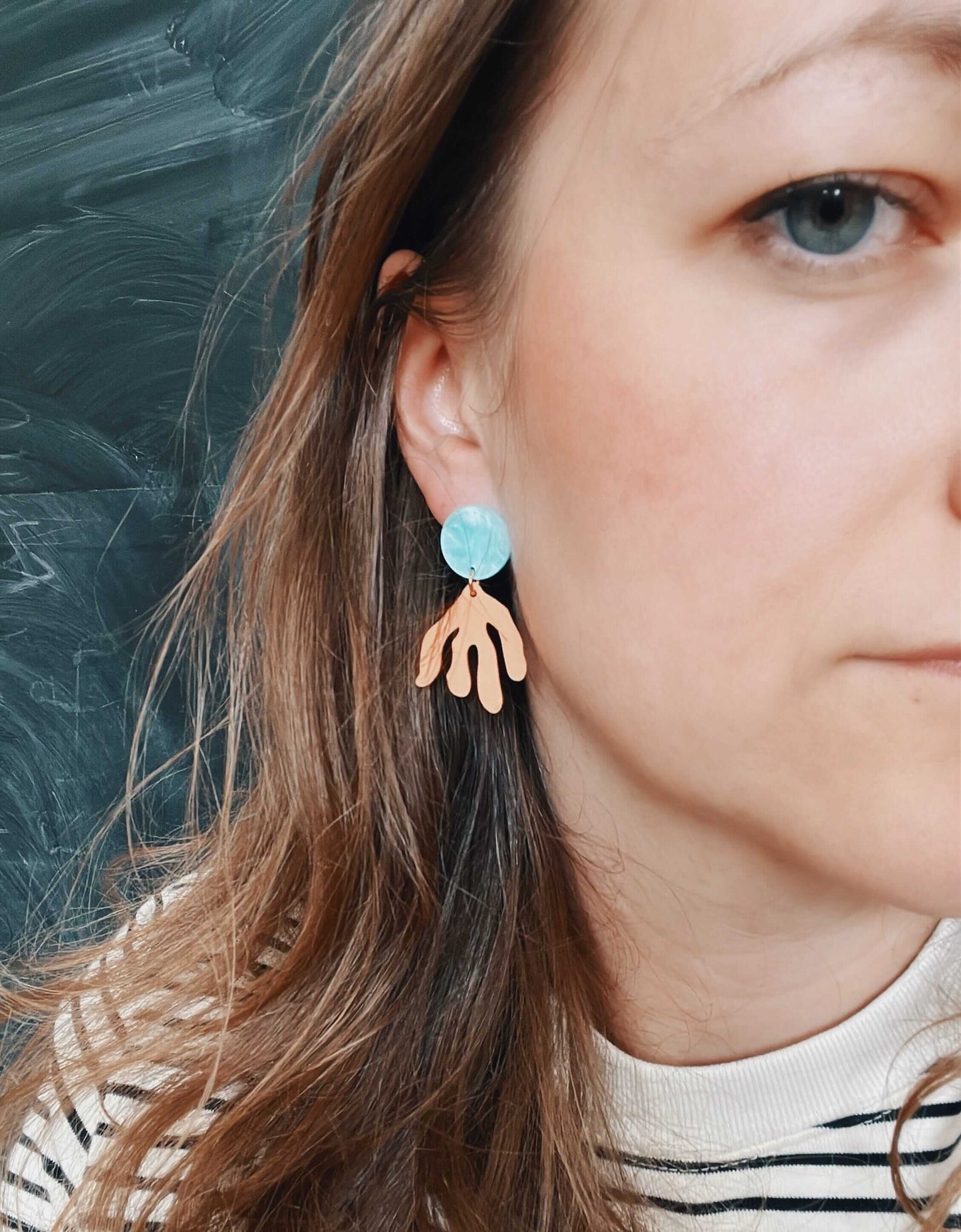 Matisse Zweig Ohrringe aus Acryl in peach