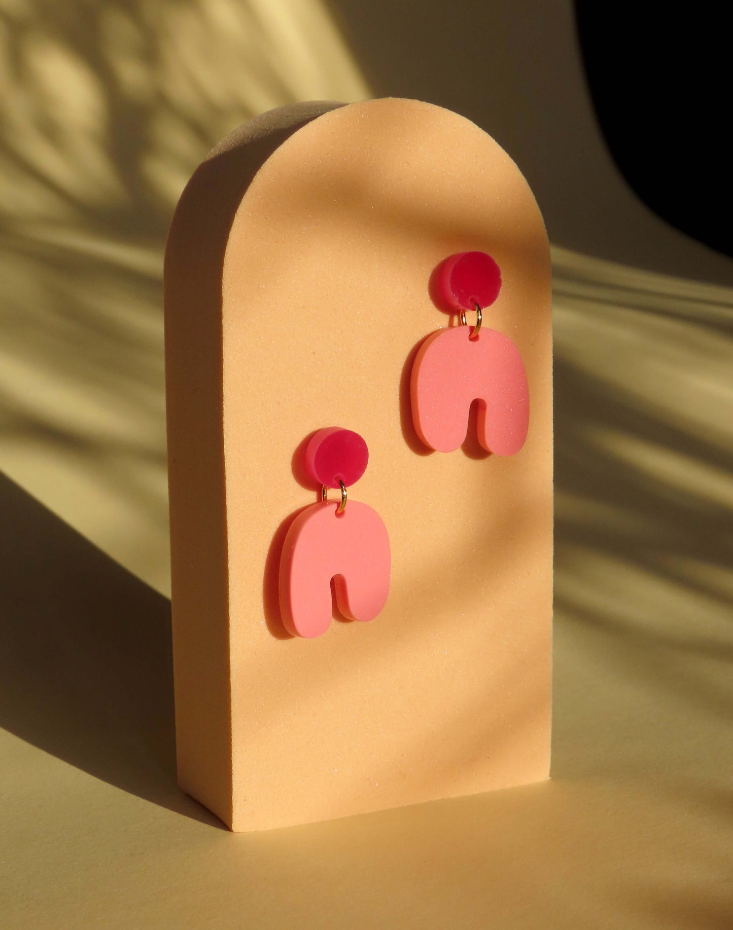 Lítil Squishy Arch eyrnalokkar í bleikum hindberjalit