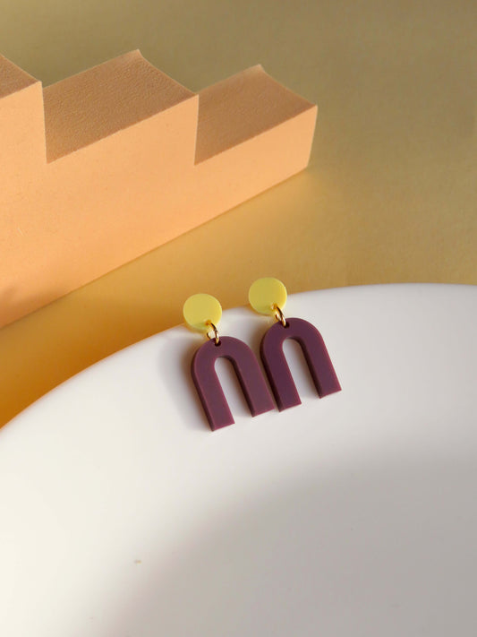 Mini Arch Acryl Ohrringe mit Edelstahlstecker in hellgelb plum