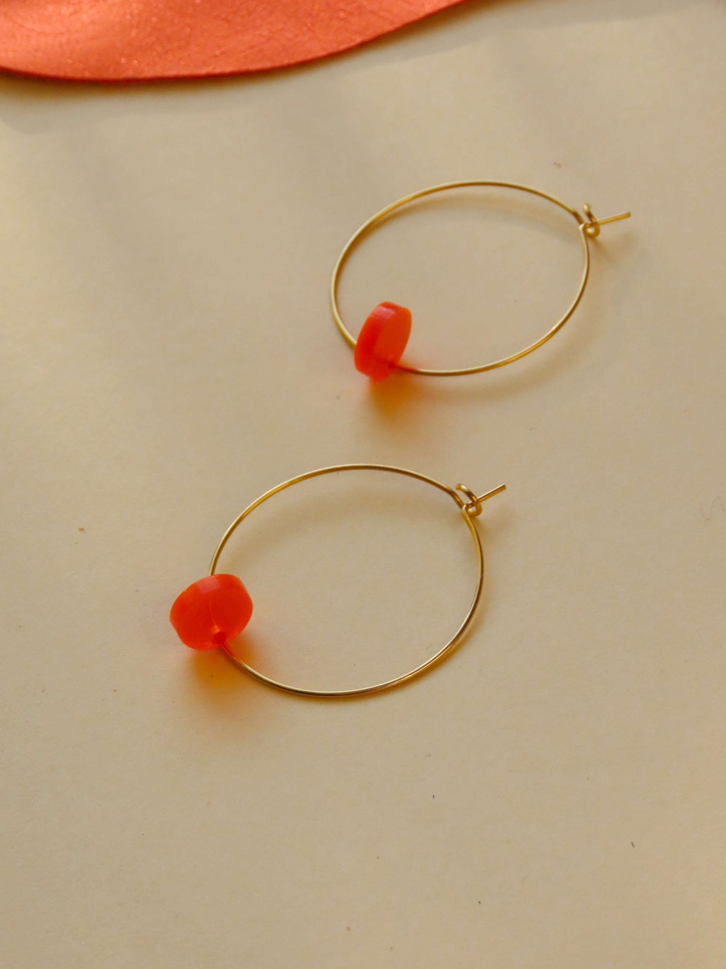 Neon Orange Dots Hoops aus Edelstahl