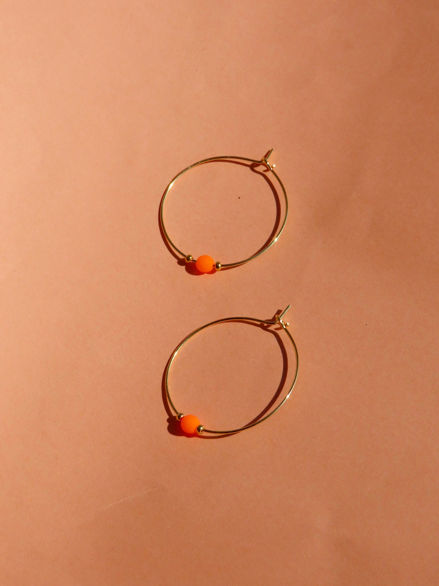 Orange Neon Perle an goldener Edelstahl Creole