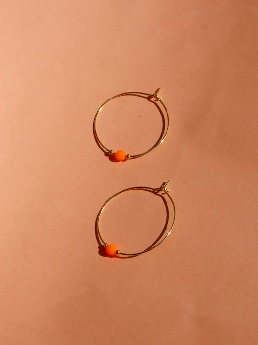 Orange Neon Perle an goldener Edelstahl Creole