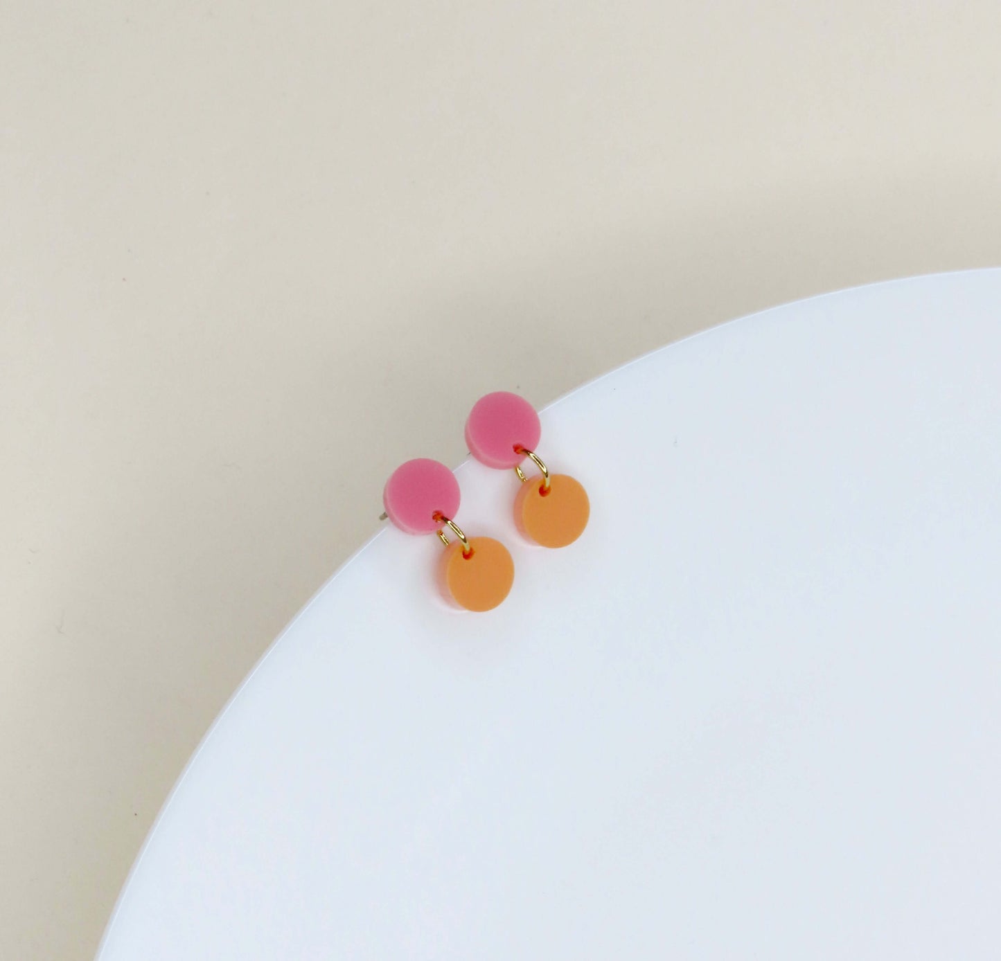 Dotty Acryl Ohrringe in rosa peach