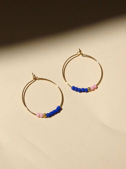 Hoops aus Edelstahl mit Toho Seed Perlen in blau und rosa