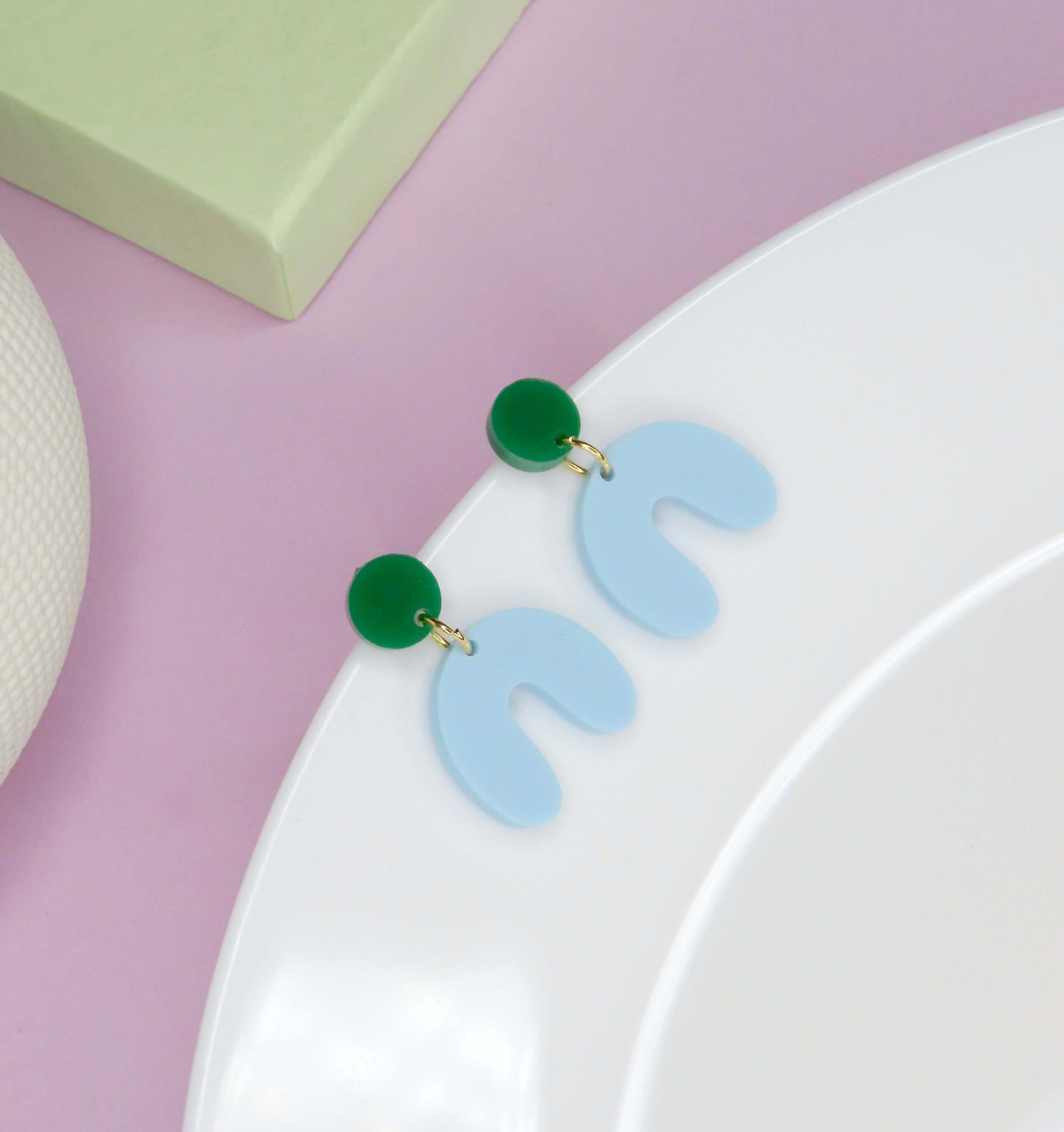 Kleine Arch Bogen Ohrringe in froschgrün hellblau