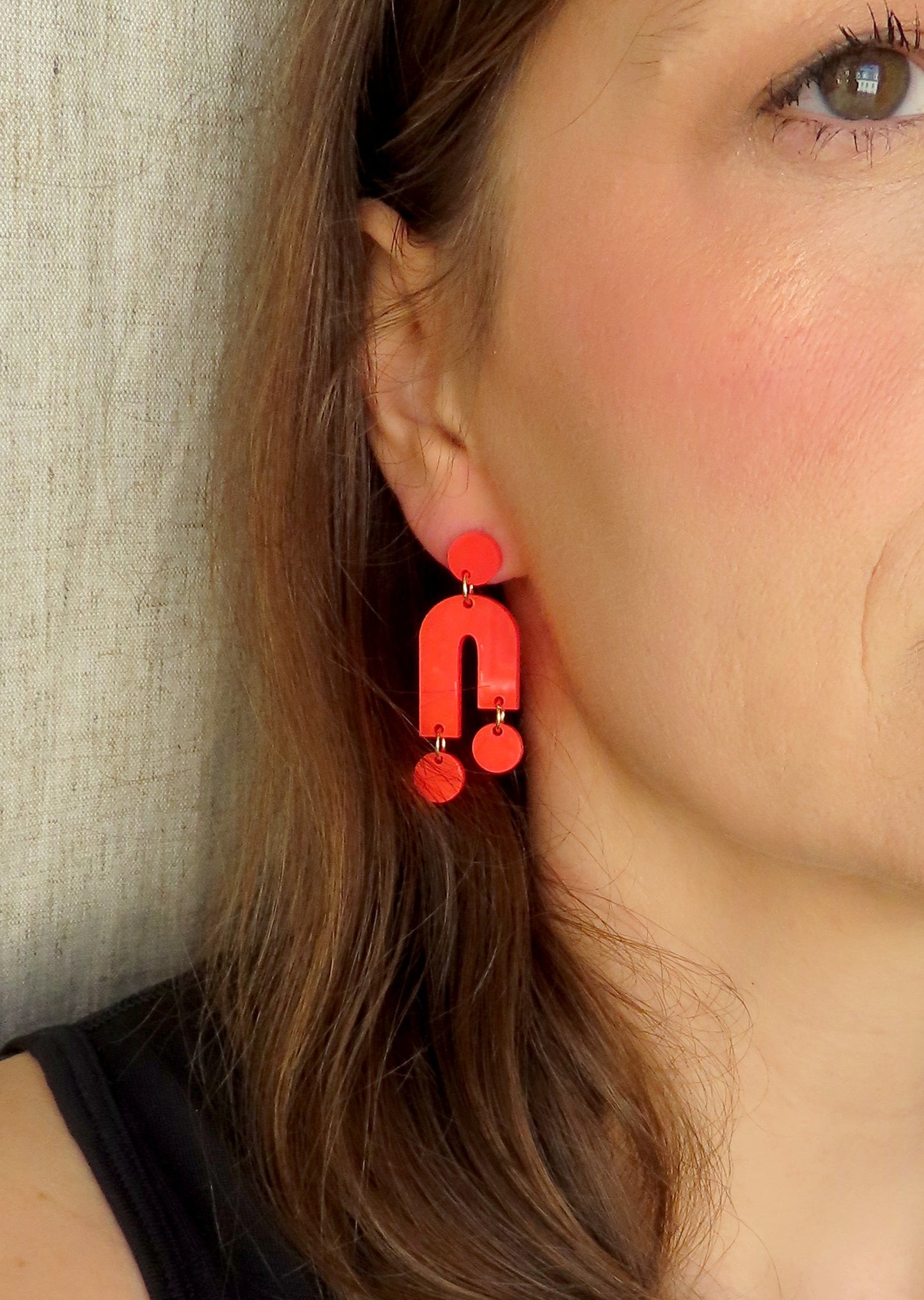 Mismatch Ohrringe aus Acryl in knallrot