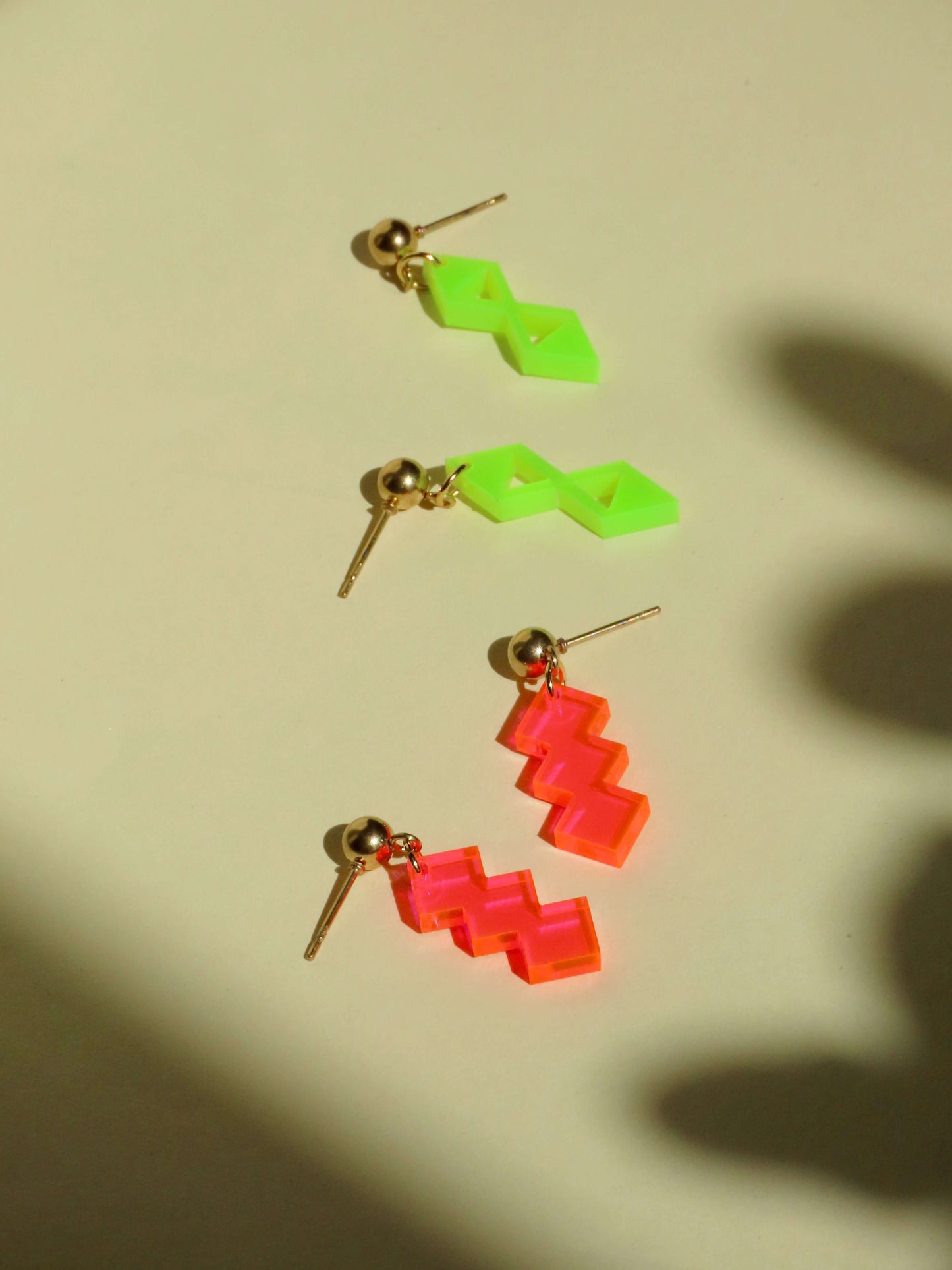 Zickzack Neon-Pinke Acryl Statement Ohrhänger