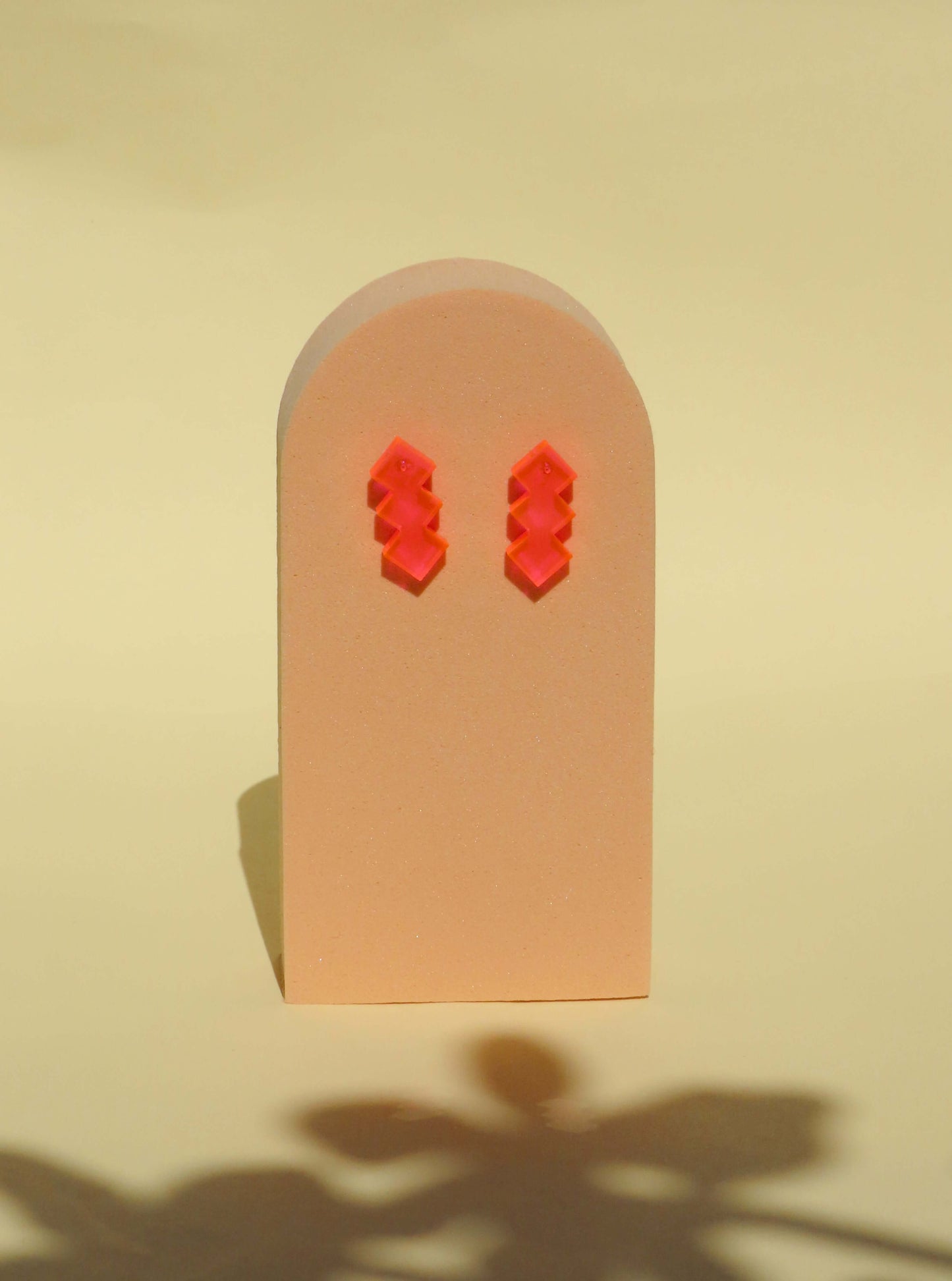 Geometric Glow: Neon-Pinke Acryl Ohrstecker