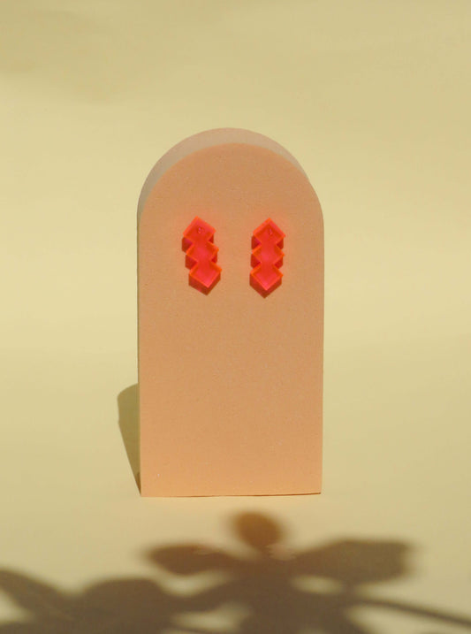 Geometric Glow: Neon-Pinke Acryl Ohrstecker