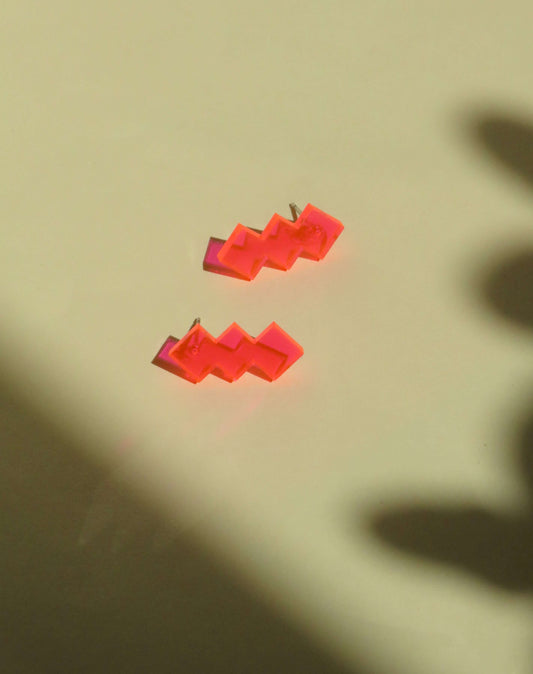 Geometric Glow: Neon-Pinke Acryl Ohrstecker