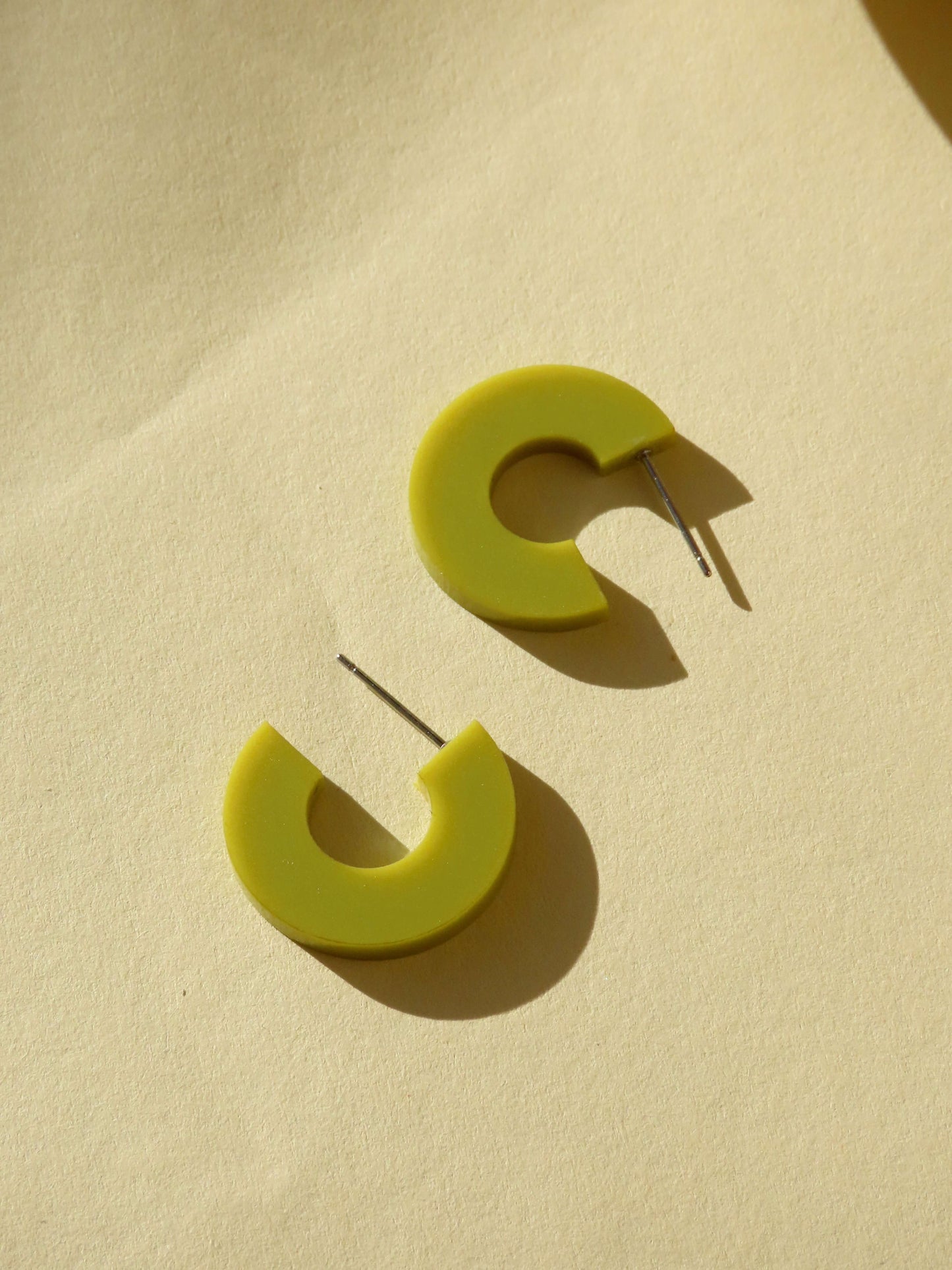 Creolen Simmi aus Acryl und Edelstahl in avocado