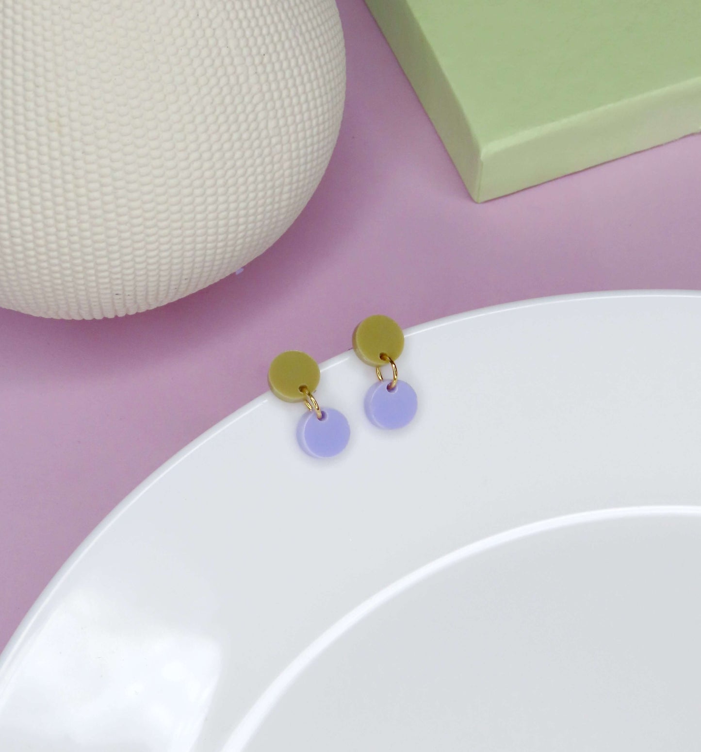 Dotty Acryl Ohrringe in sand flieder