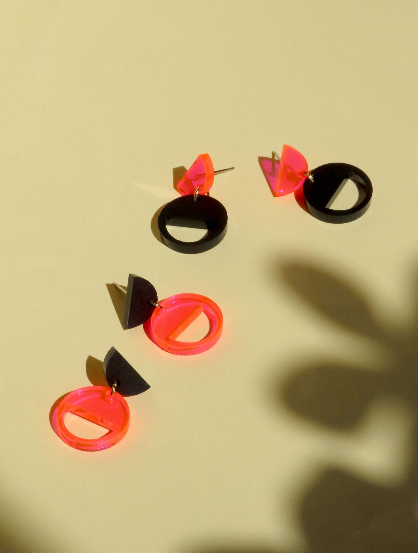 Kontrast Ohrringe in Schwarz & Neon-Pink Transparent – Halbkreis trifft Kreis