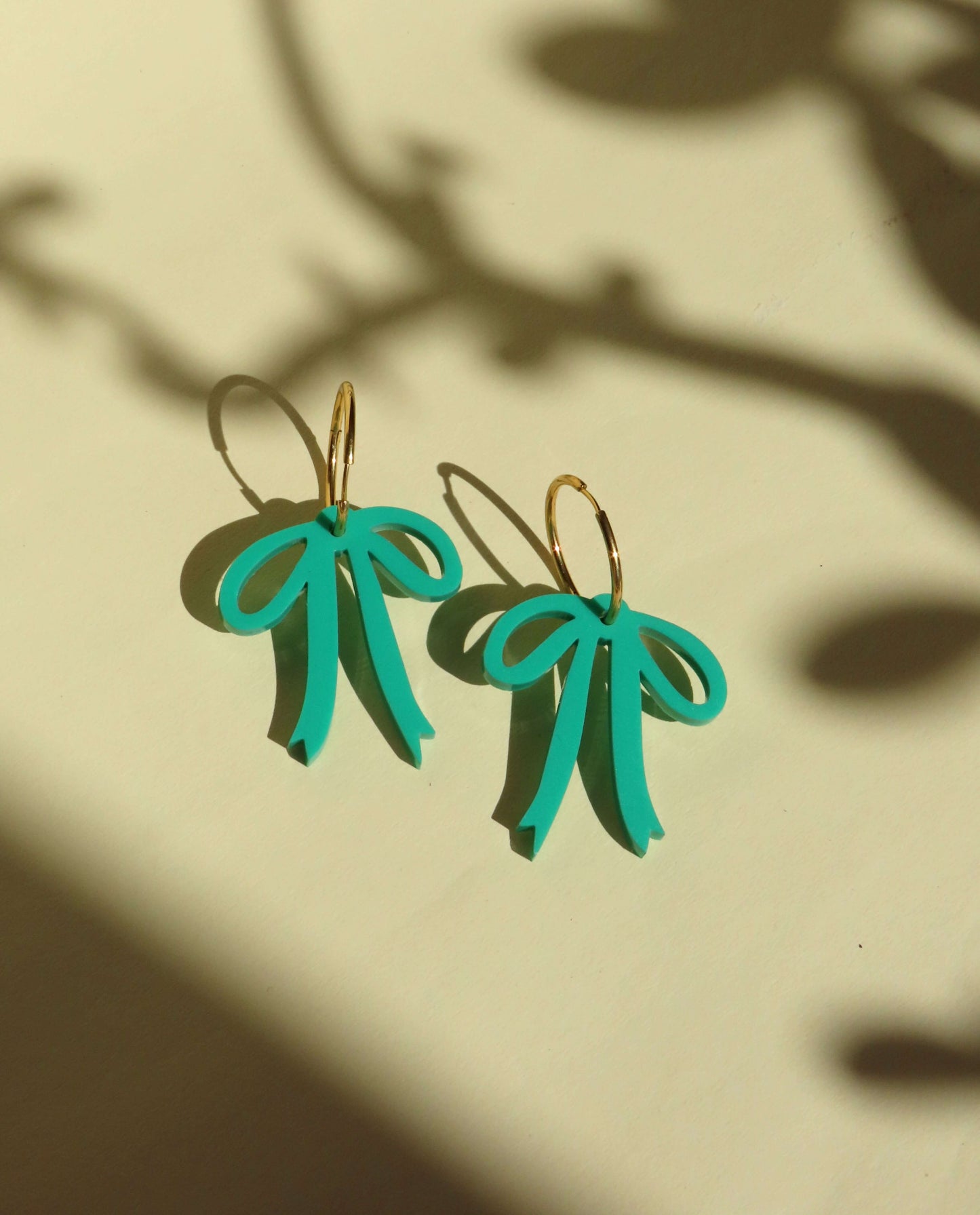 Türkise Schleifen-Ohrringe aus Acryl – Leicht & Modern mit goldfarbenen Creolen