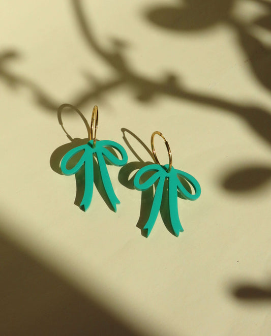 Türkise Schleifen-Ohrringe aus Acryl – Leicht & Modern mit goldfarbenen Creolen