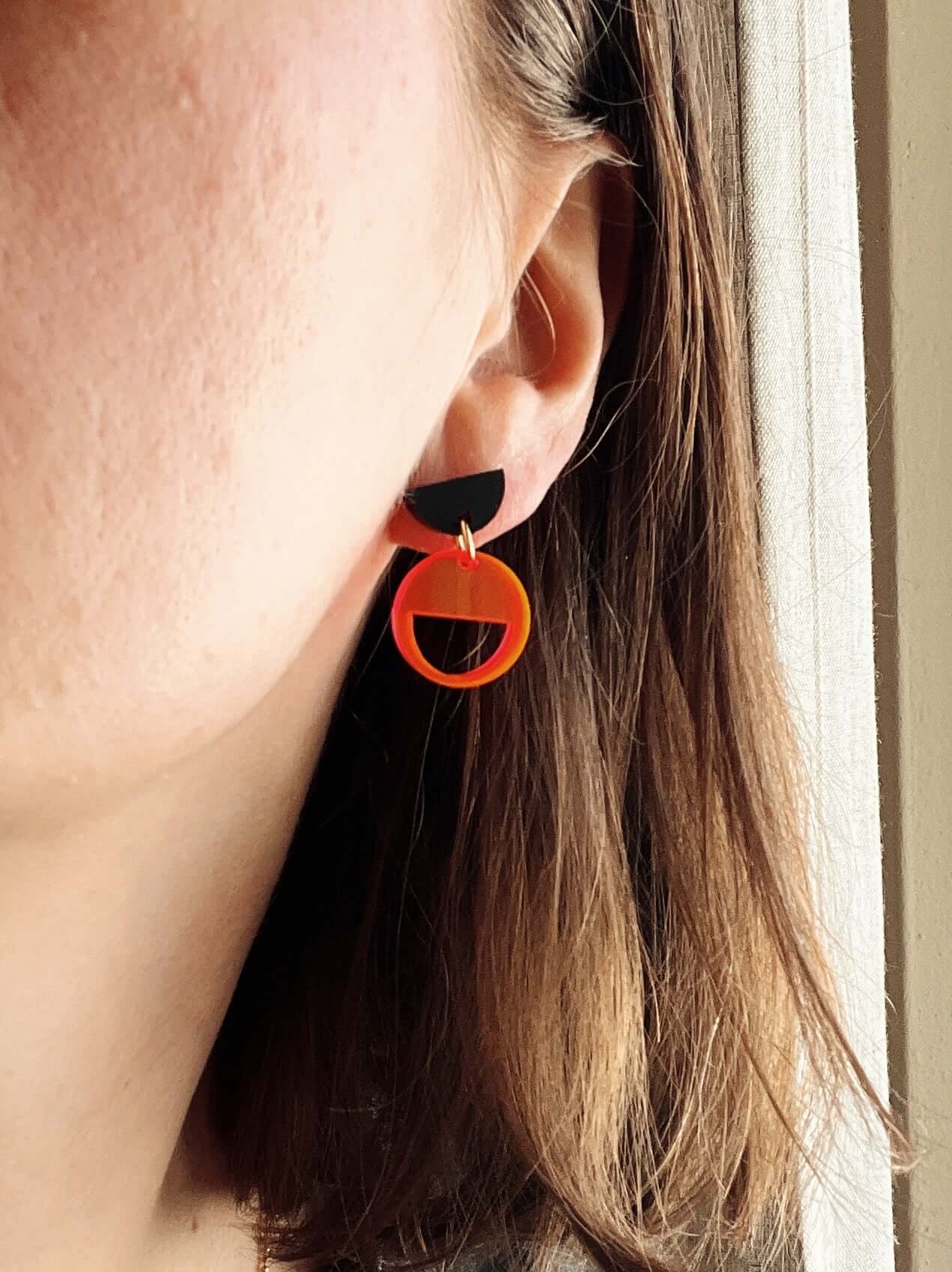 Kontrast Ohrringe in Schwarz & Neon-Pink Transparent – Halbkreis trifft Kreis