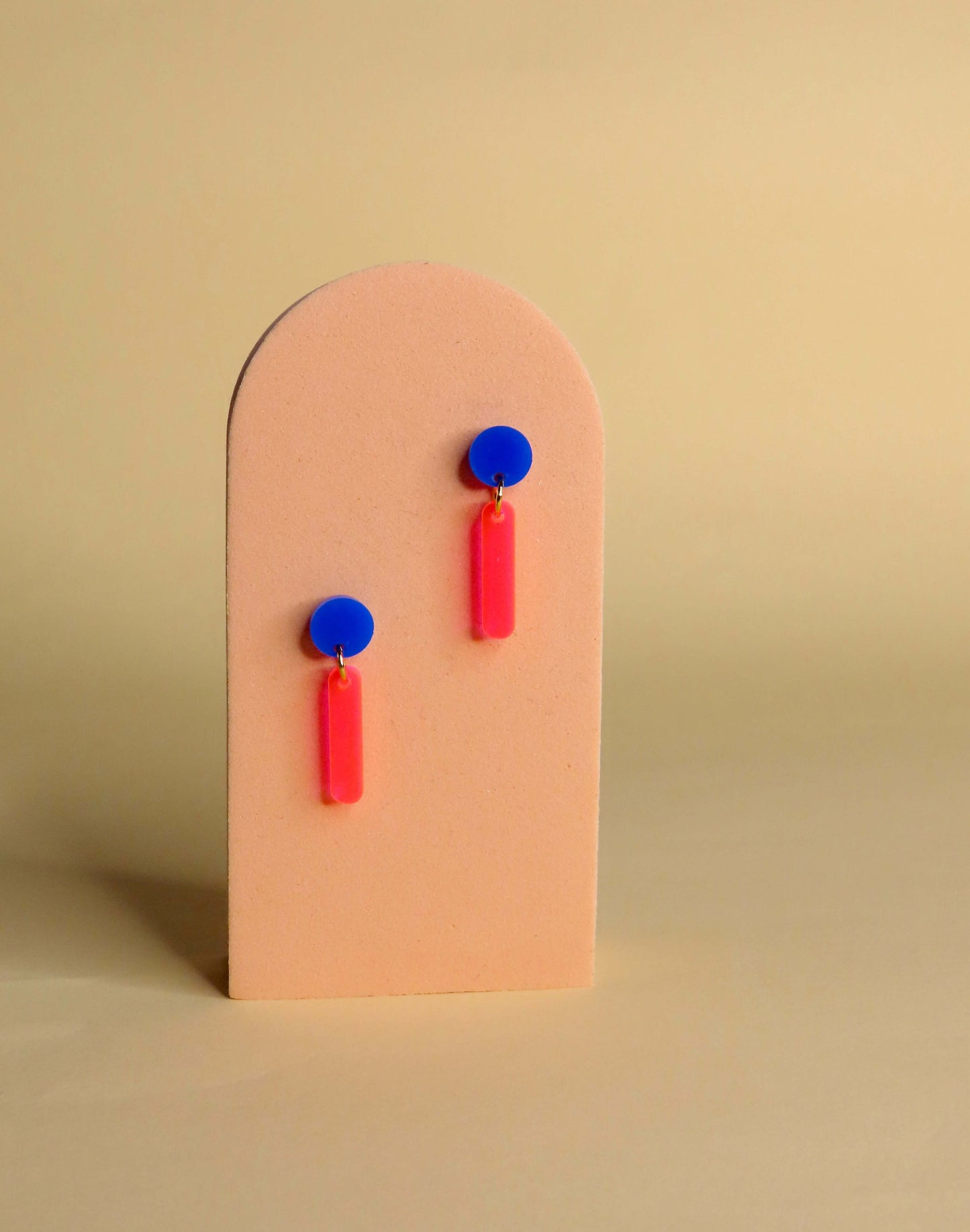 niemalsmehrohne x Kunstmuseum Basel Edition - neon lights Nr. 1  - Ohrringe