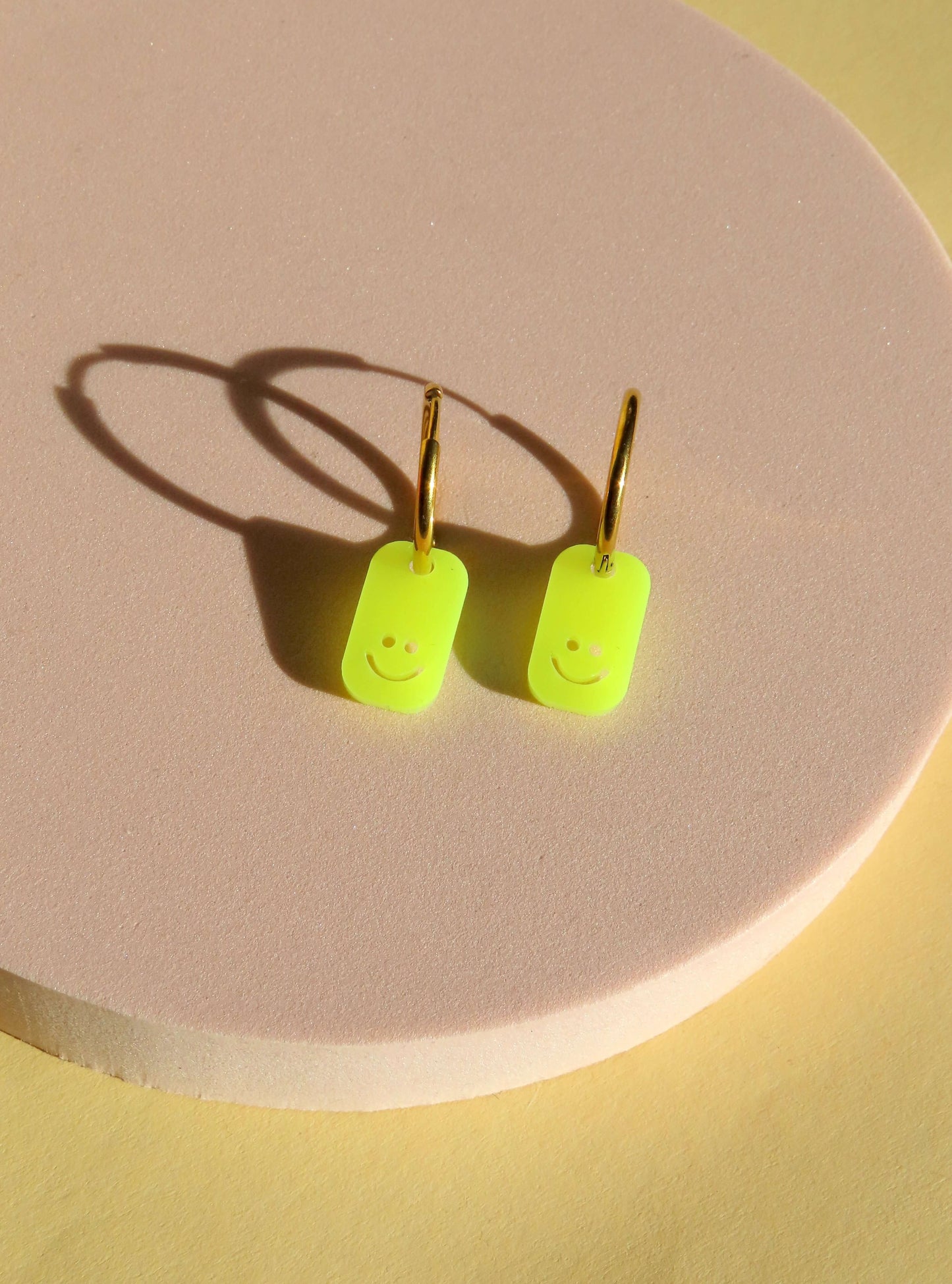 Eckige Neon Smiles Creolen aus Edelstahl