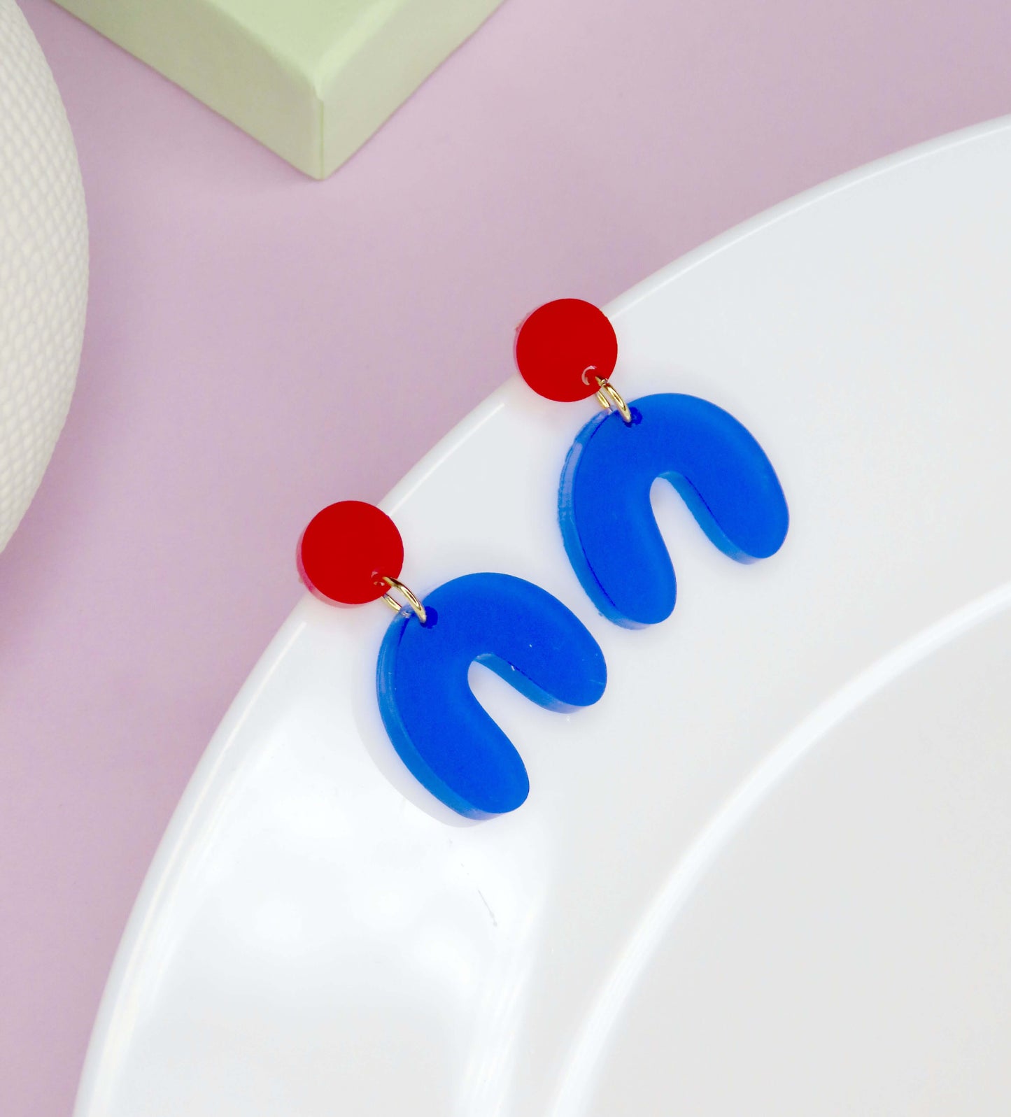 Kleine Arch Bogen Ohrringe in rot tintenblau