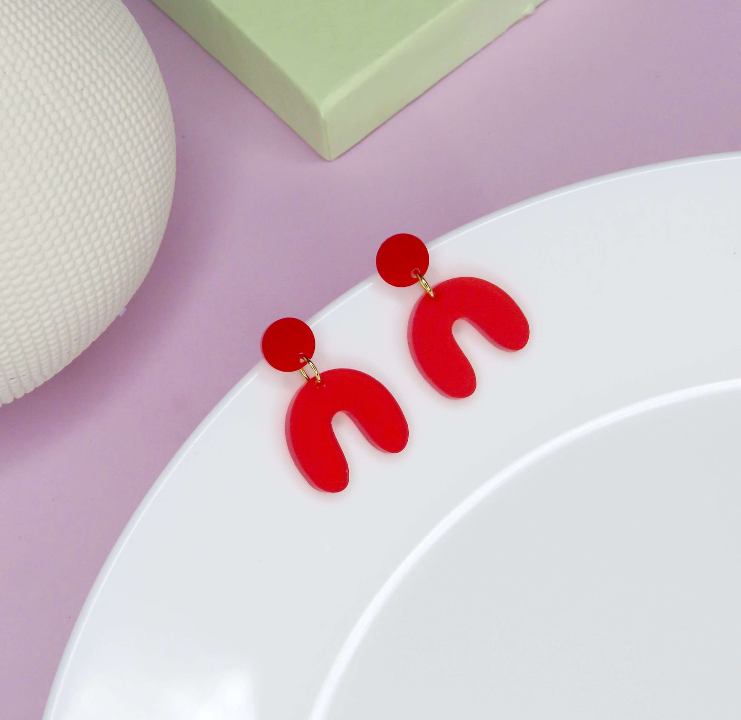 Kleine Arch Bogen Ohrringe in rot
