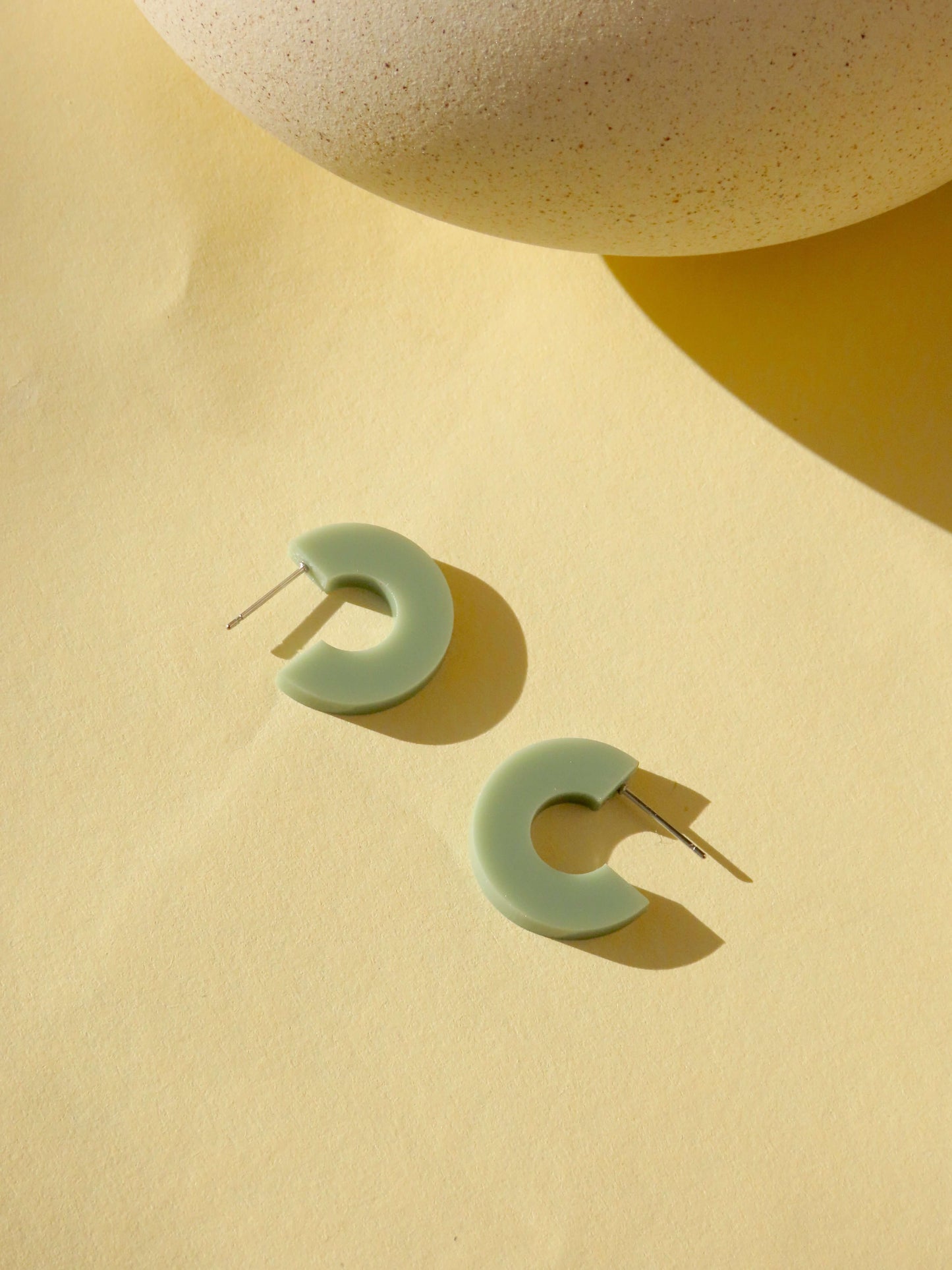 Creolen Simmi aus Acryl und Edelstahl in khaki