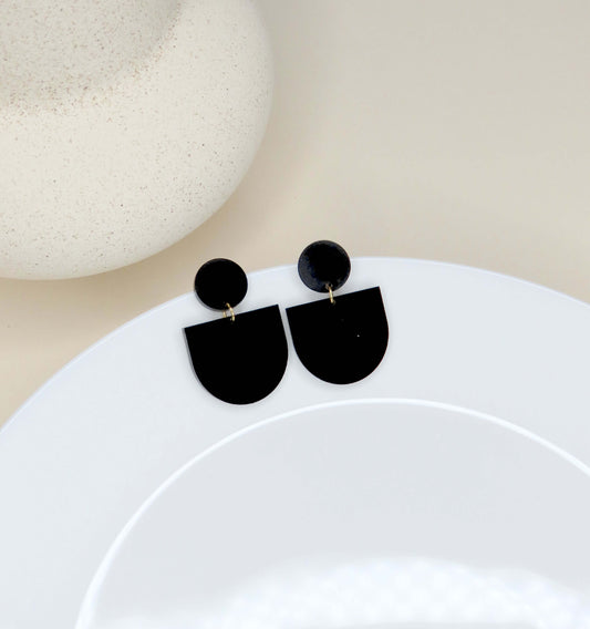 Schwarze kleine Statement Ohrringe aus Acryl