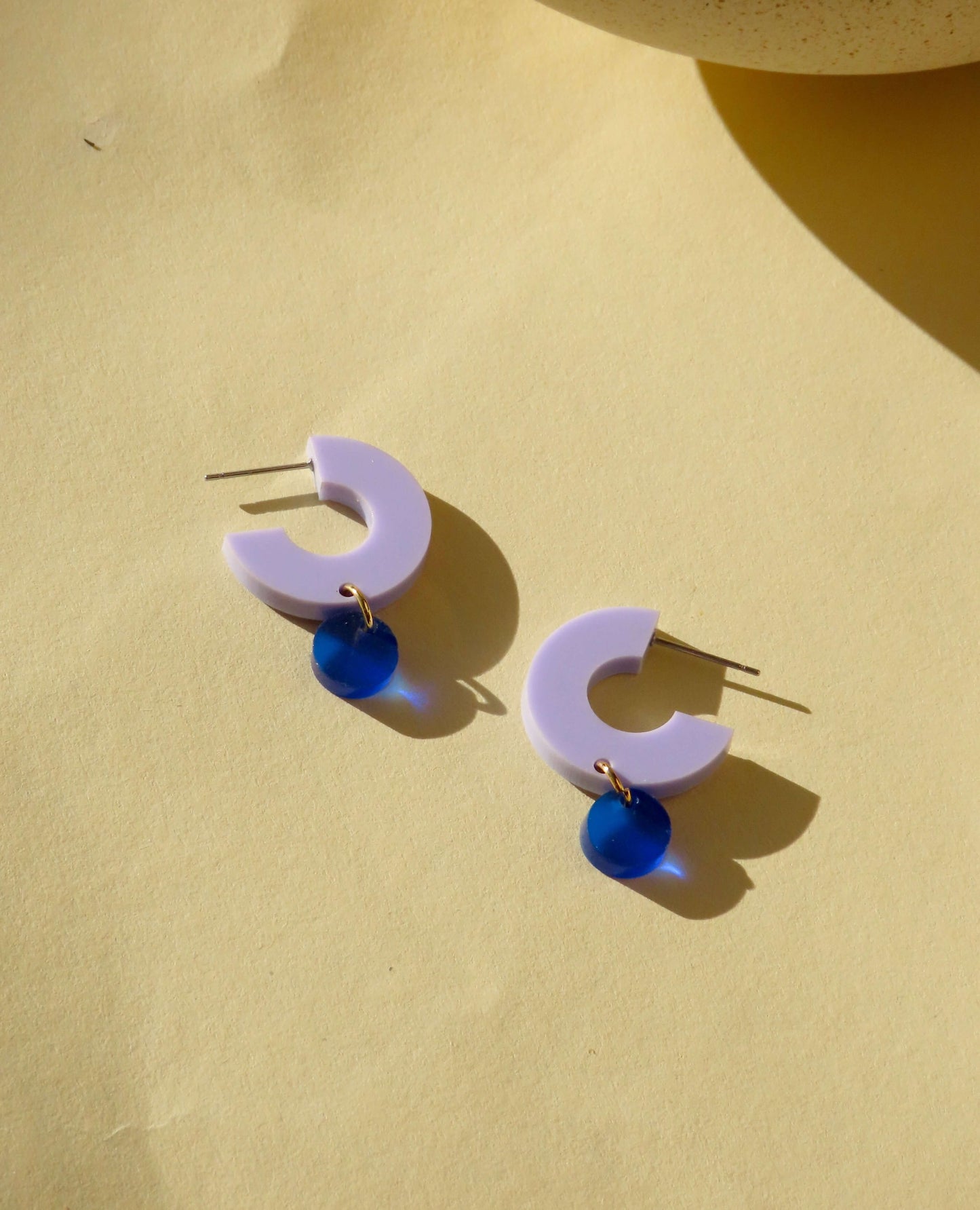 Creolen Silva aus Acryl und Edelstahl in flieder und tiefblau